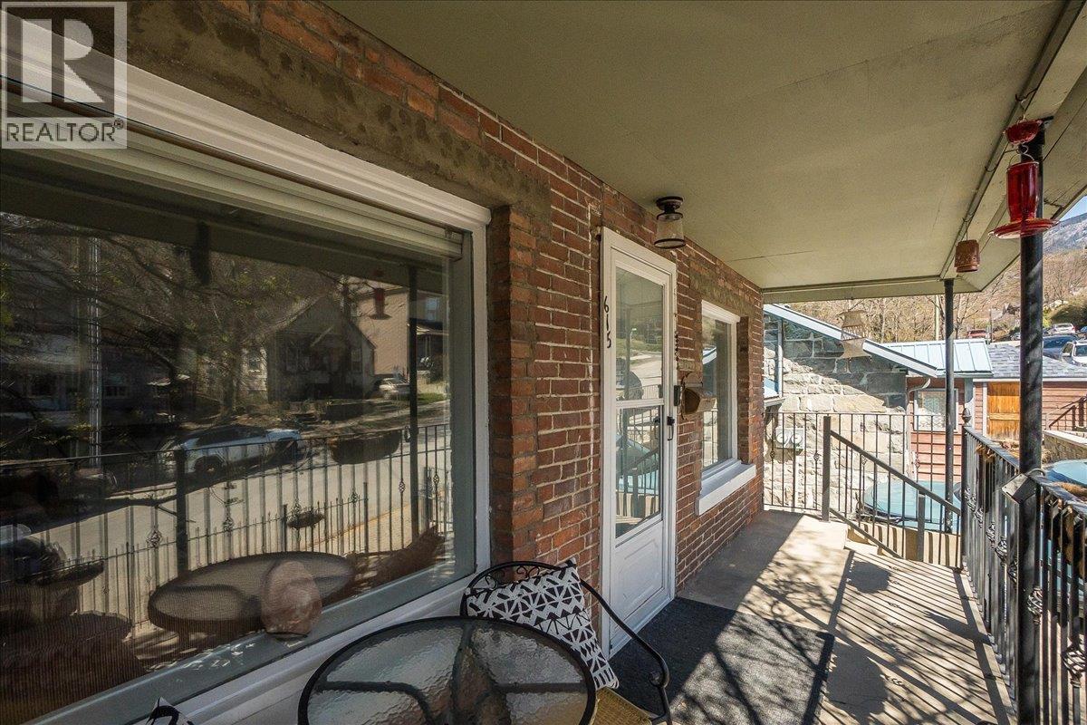 615 VICTORIA Street - 24