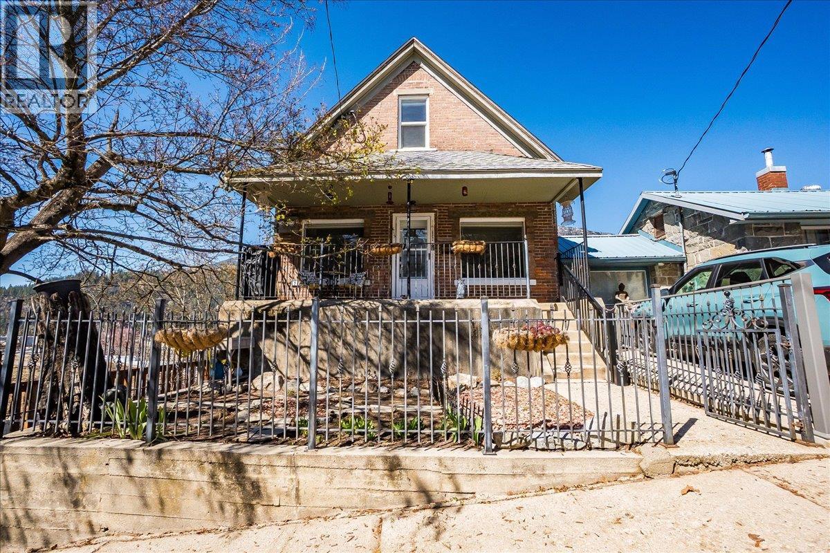 615 VICTORIA Street - 35