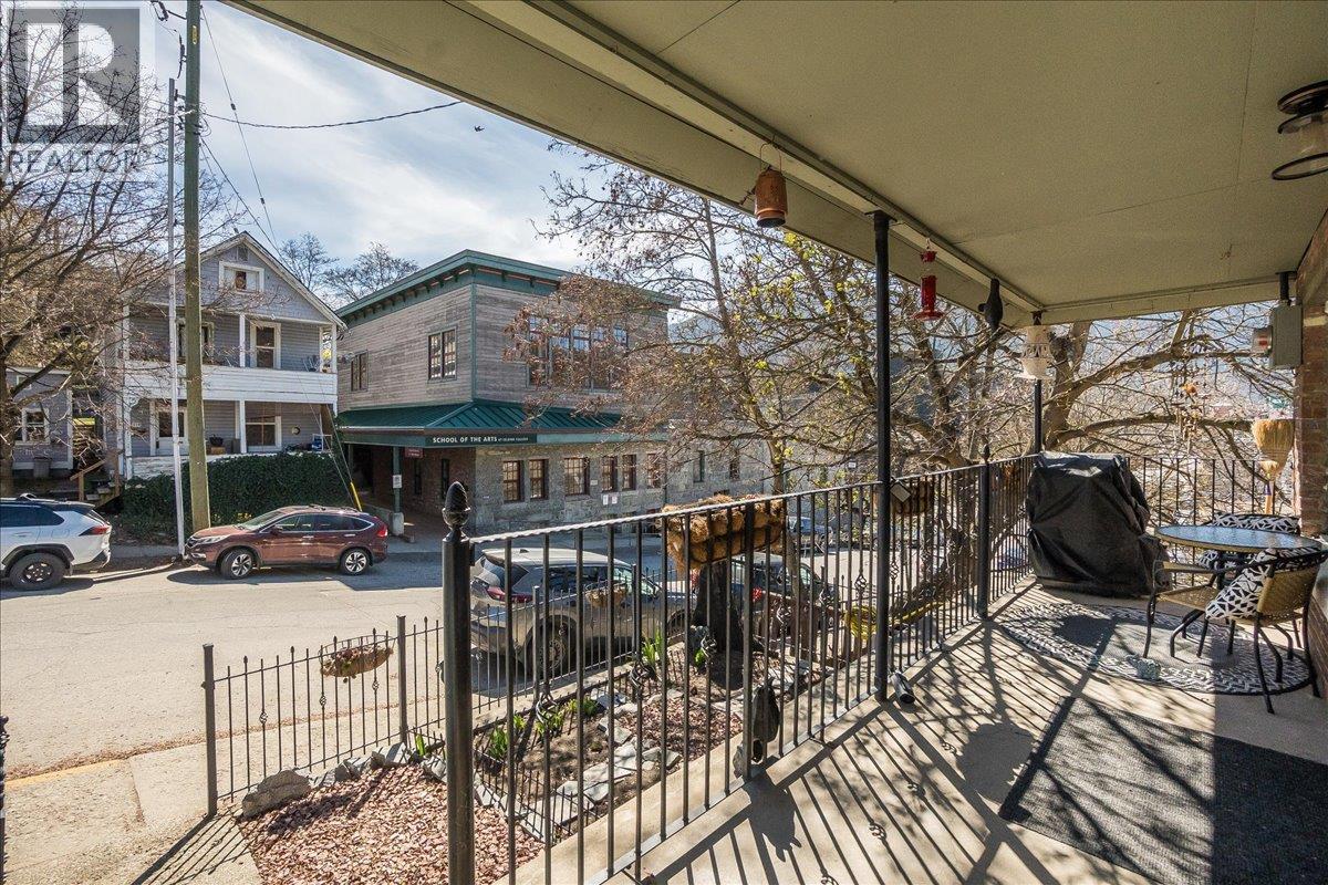 615 VICTORIA Street - 25
