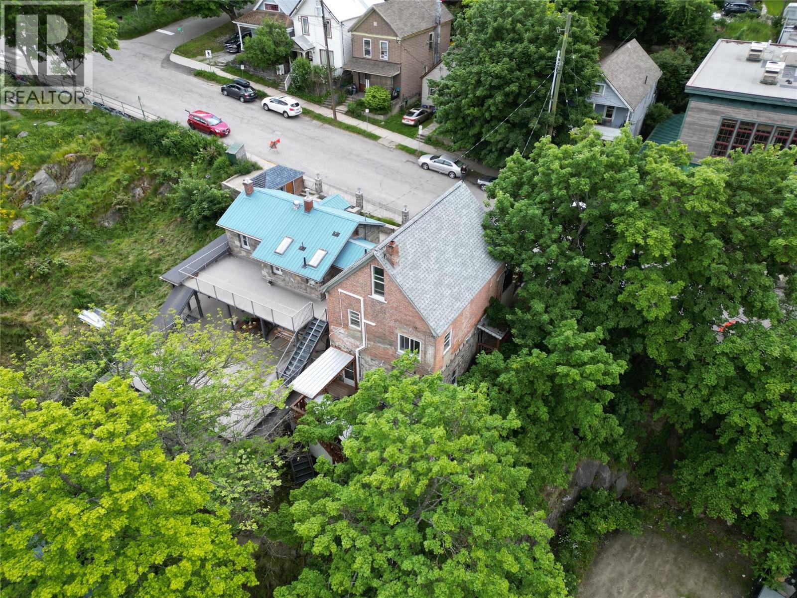615 VICTORIA Street - 41