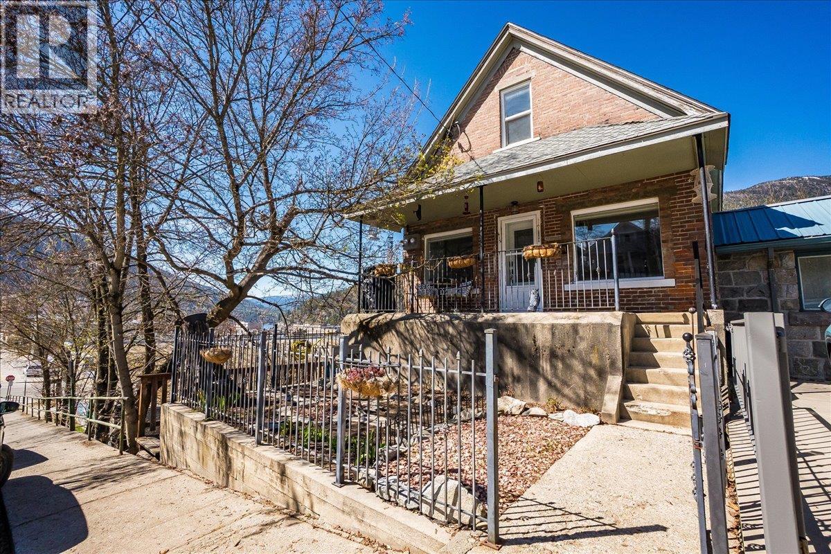 615 VICTORIA Street - 36