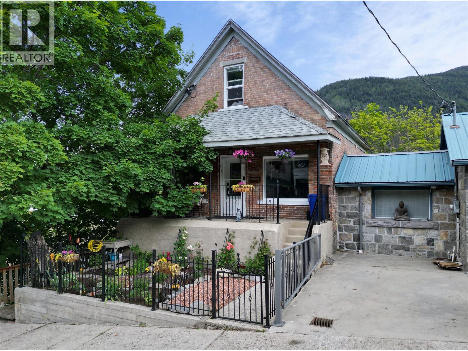 615 VICTORIA Street - 1