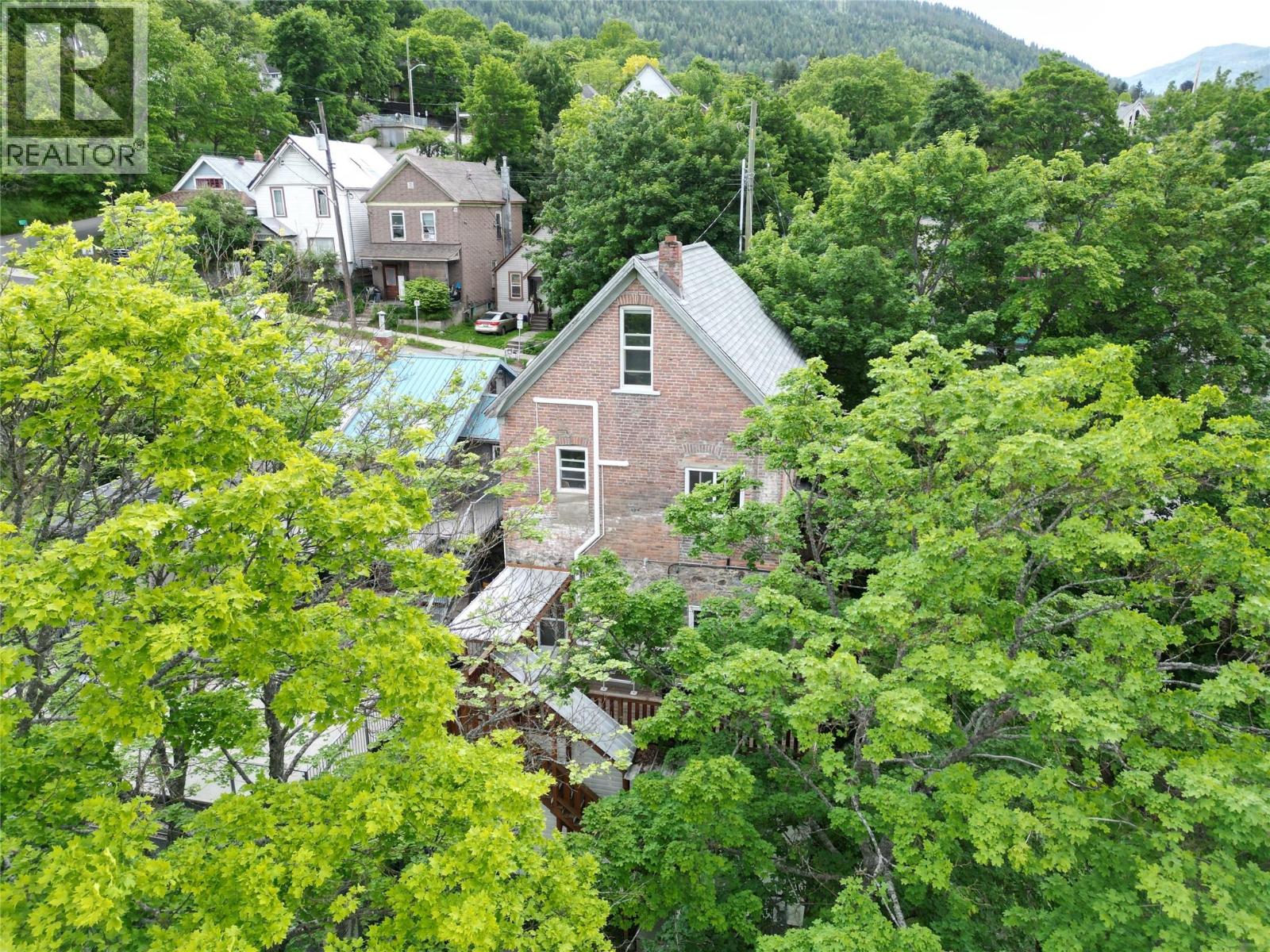 615 VICTORIA Street - 42