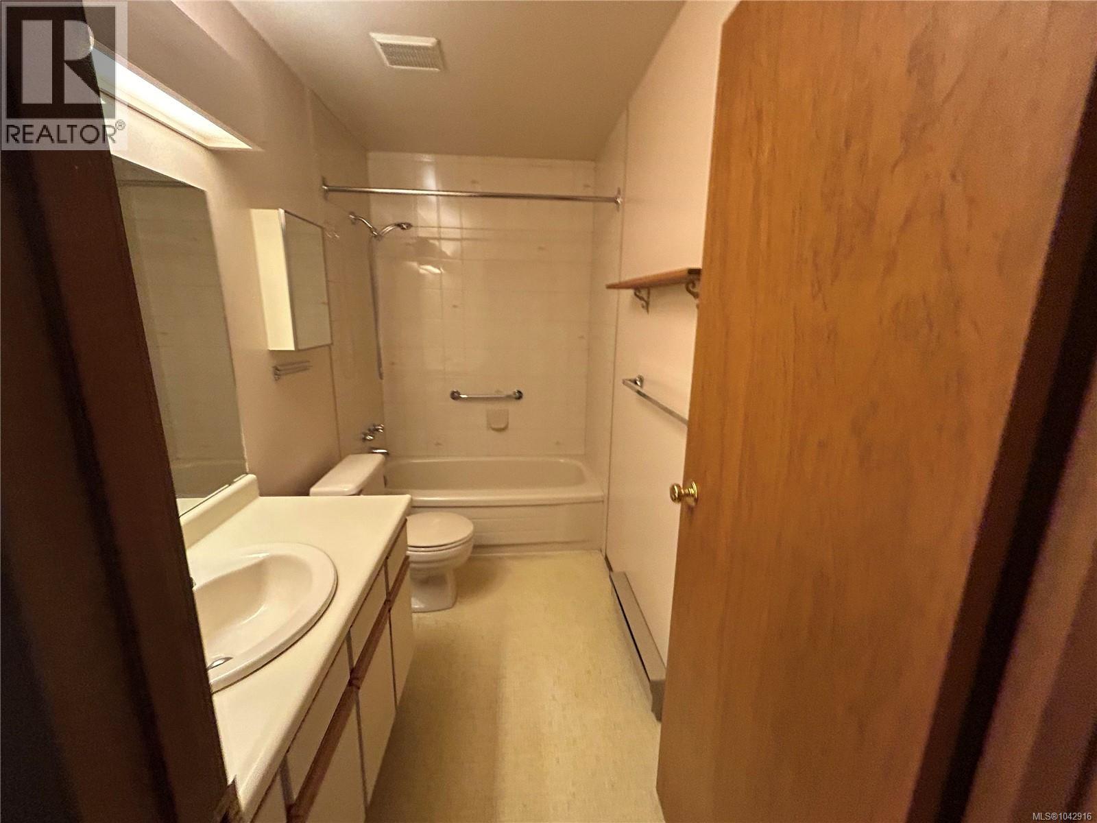 4225 Quadra St - 19