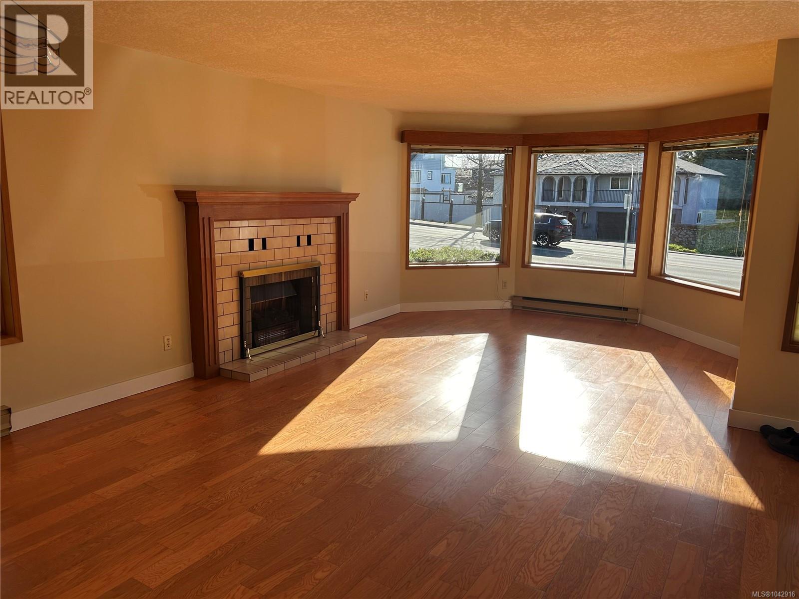 4225 Quadra St - 2