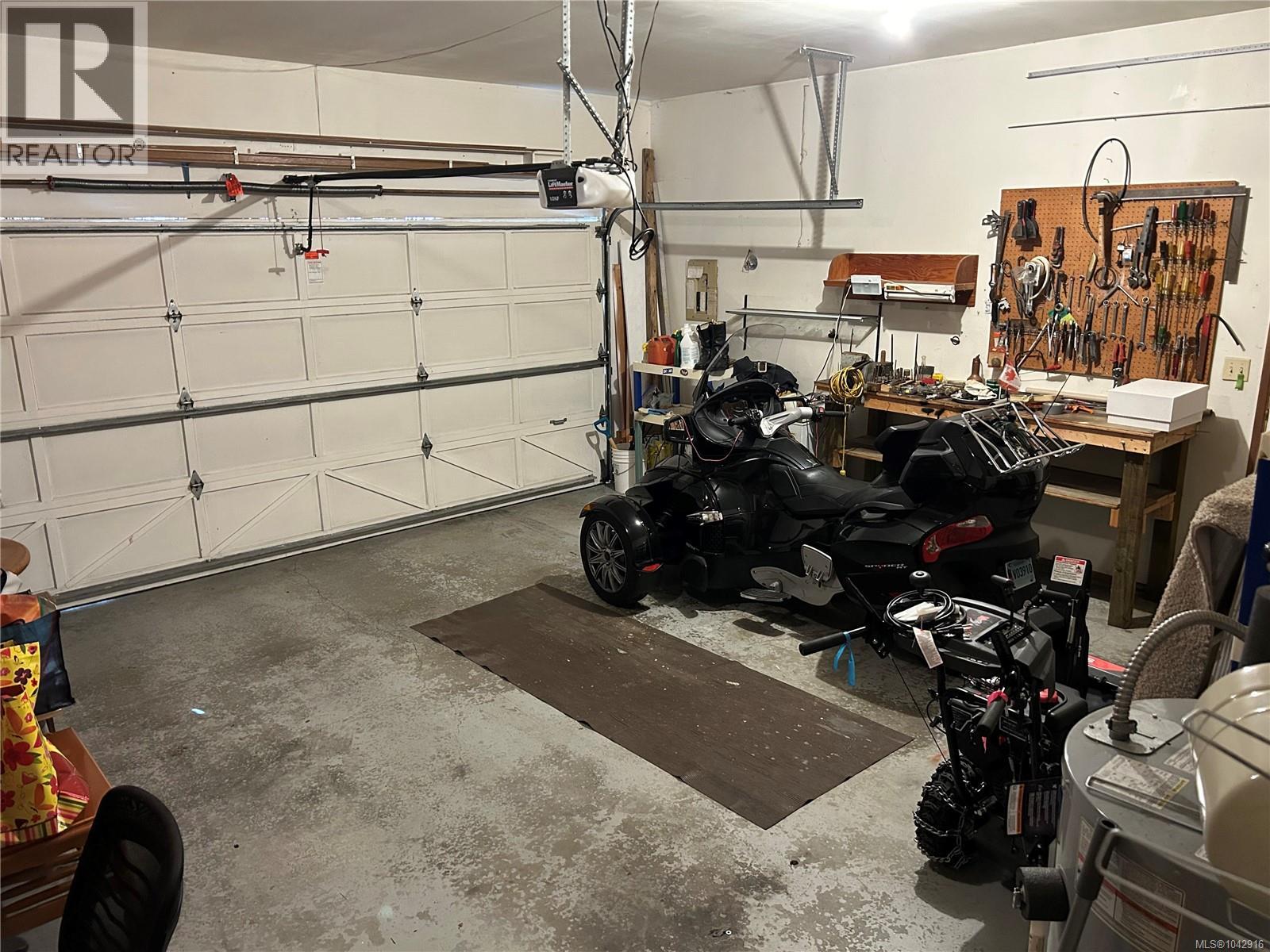 4225 Quadra St - 22