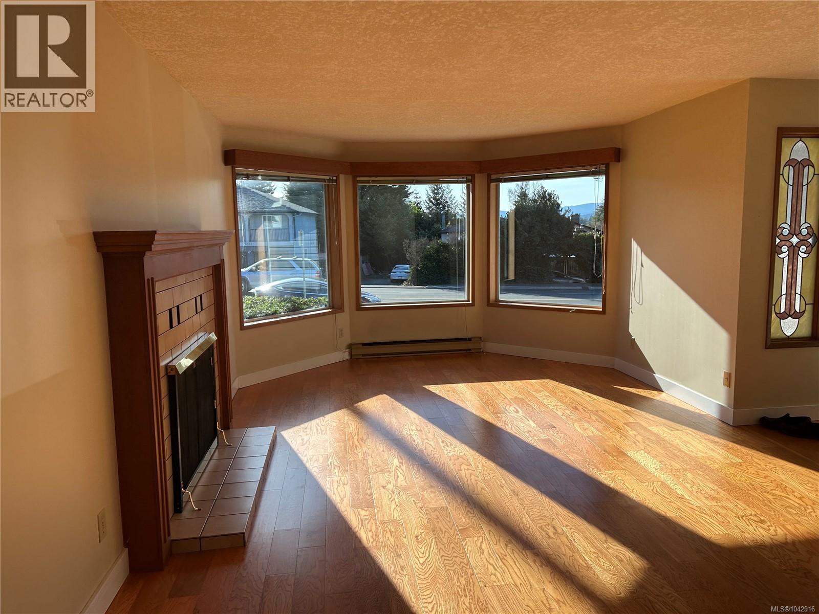 4225 Quadra St - 3