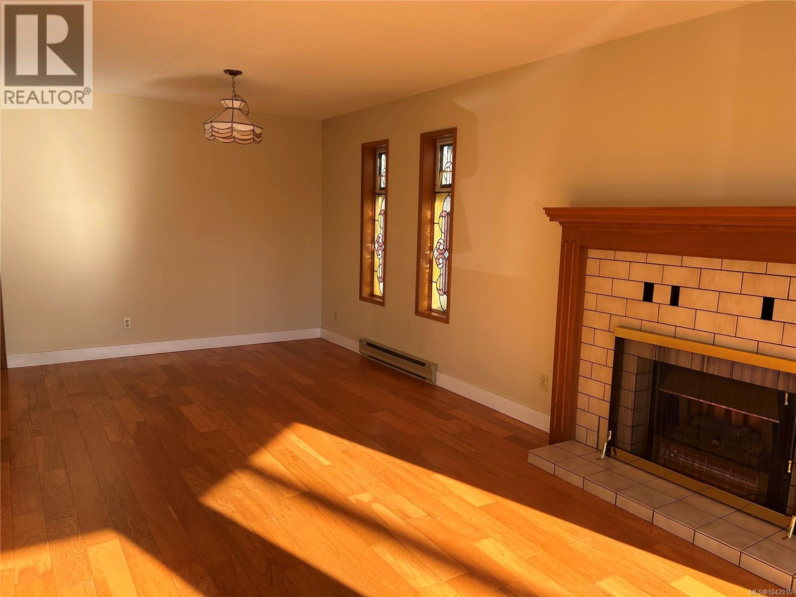 4225 Quadra St - 4