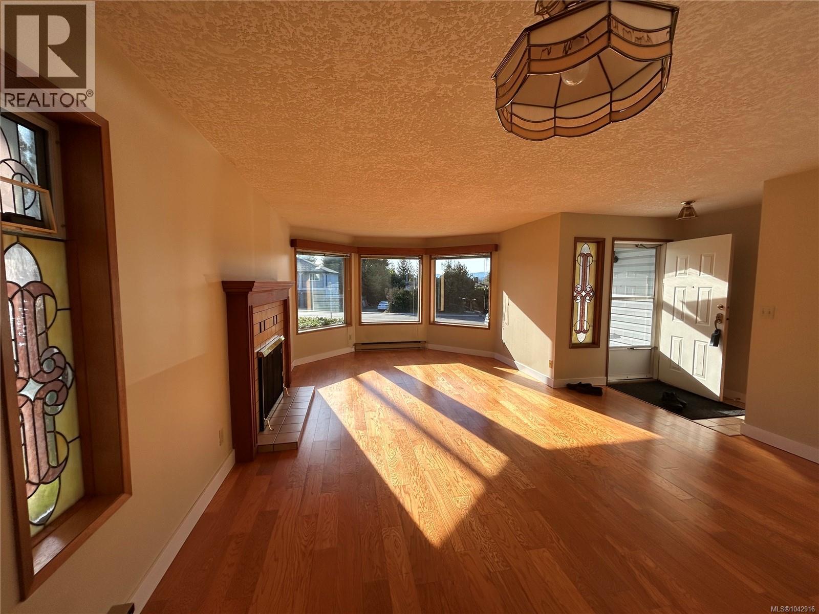4225 Quadra St - 5