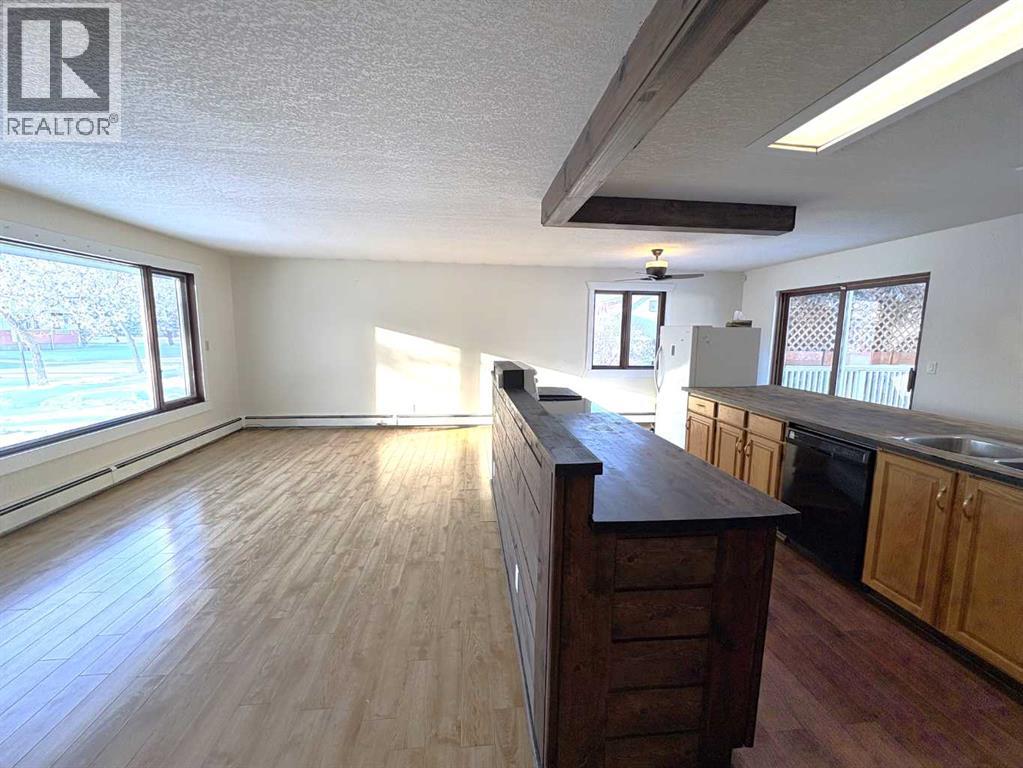 4913 48 Avenue - 11