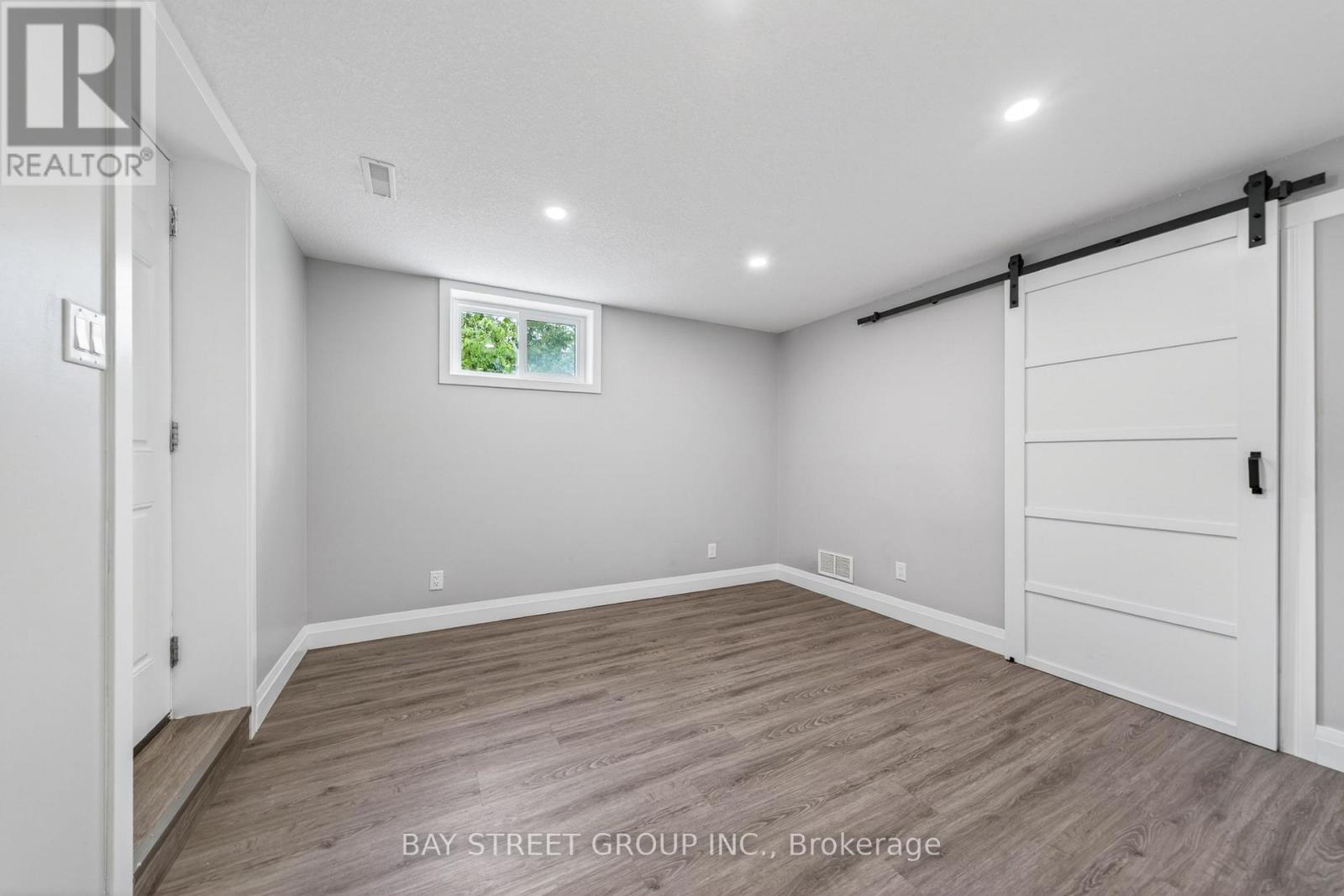 41 HELENE CRESCENT - 29