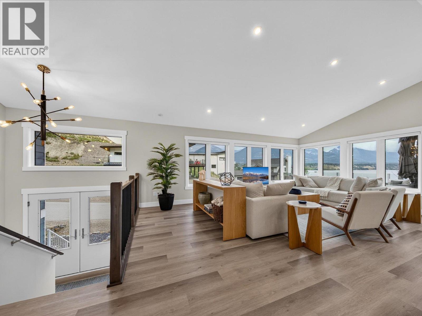 675 TAYNTON Drive, Invermere
