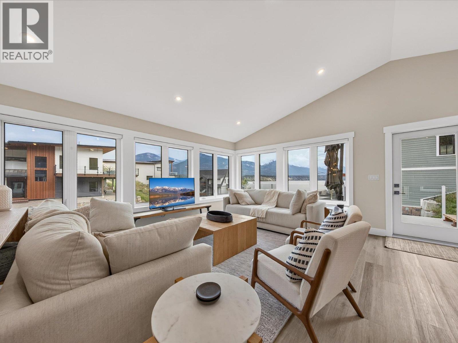 675 TAYNTON Drive, Invermere