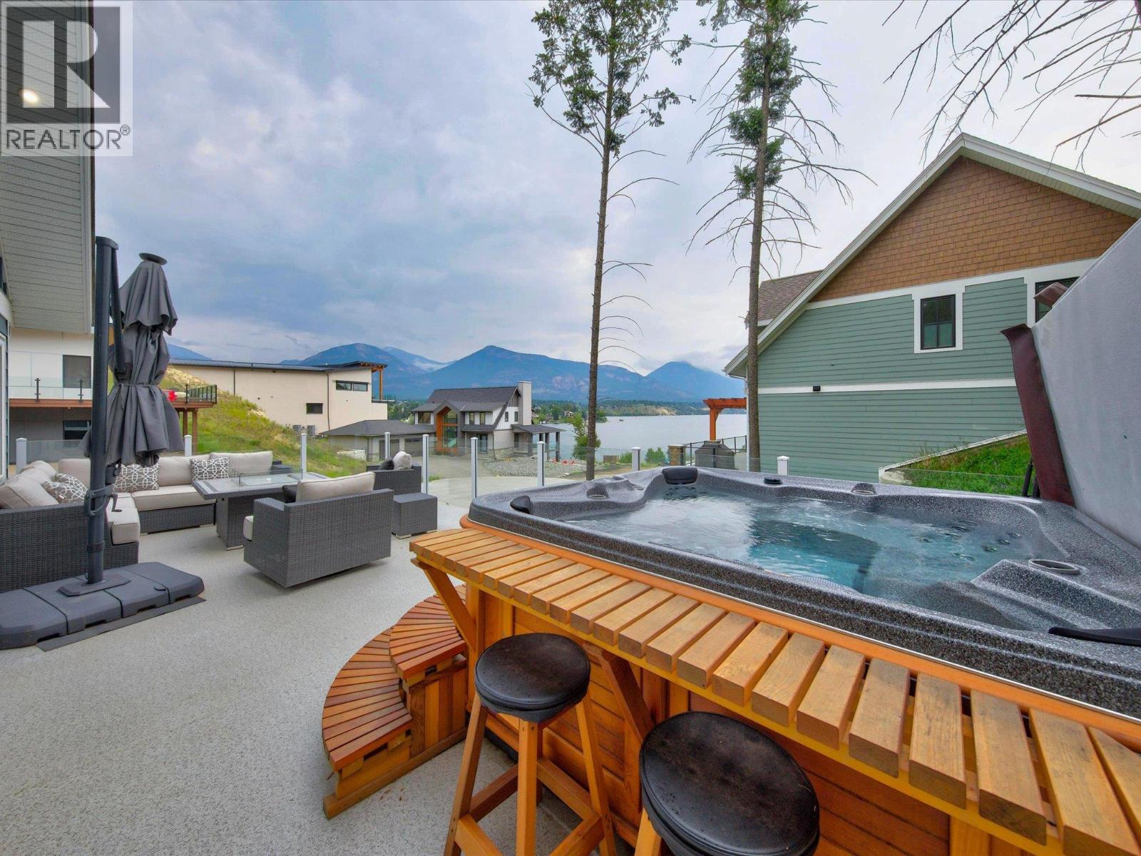675 TAYNTON Drive, Invermere