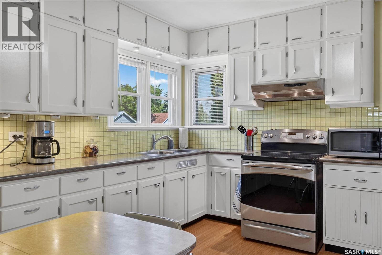 673 8th STREET E - photo 2