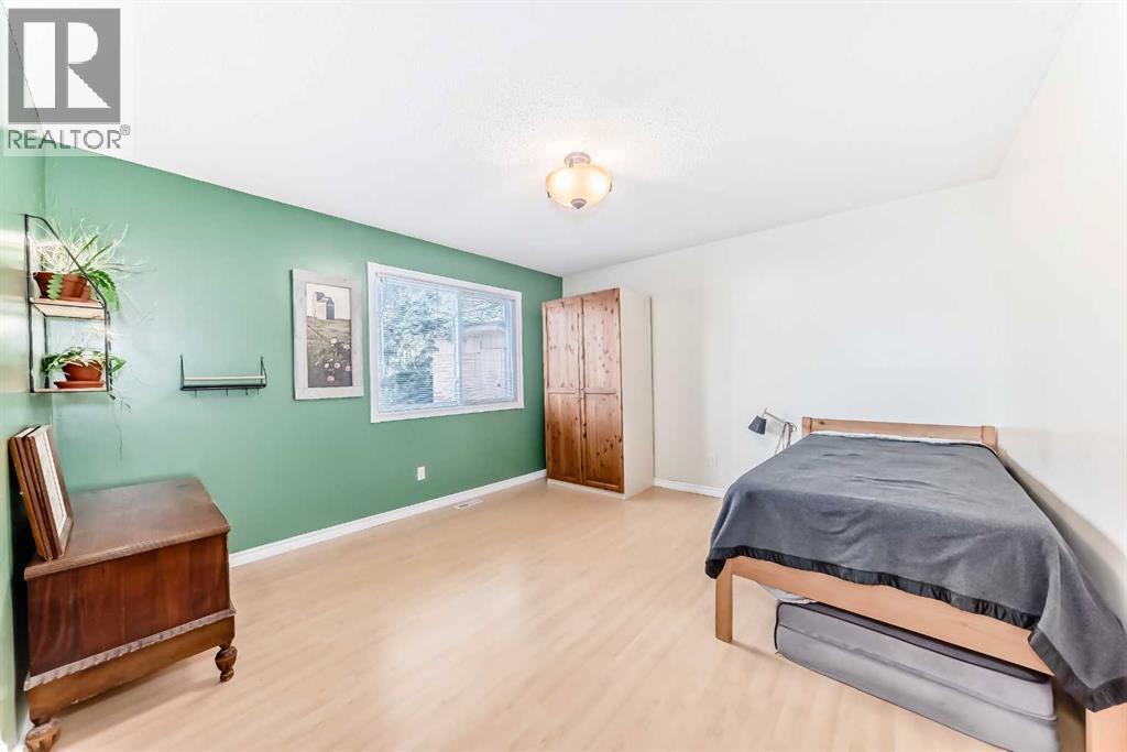 1319 104 Avenue SW - 12