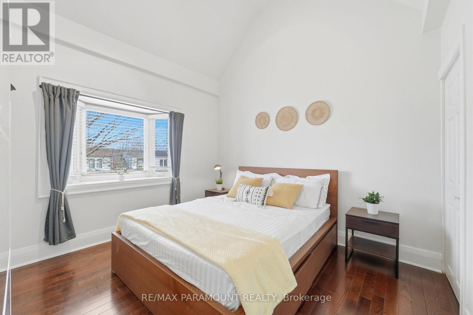 670 RHODES AVENUE - 18