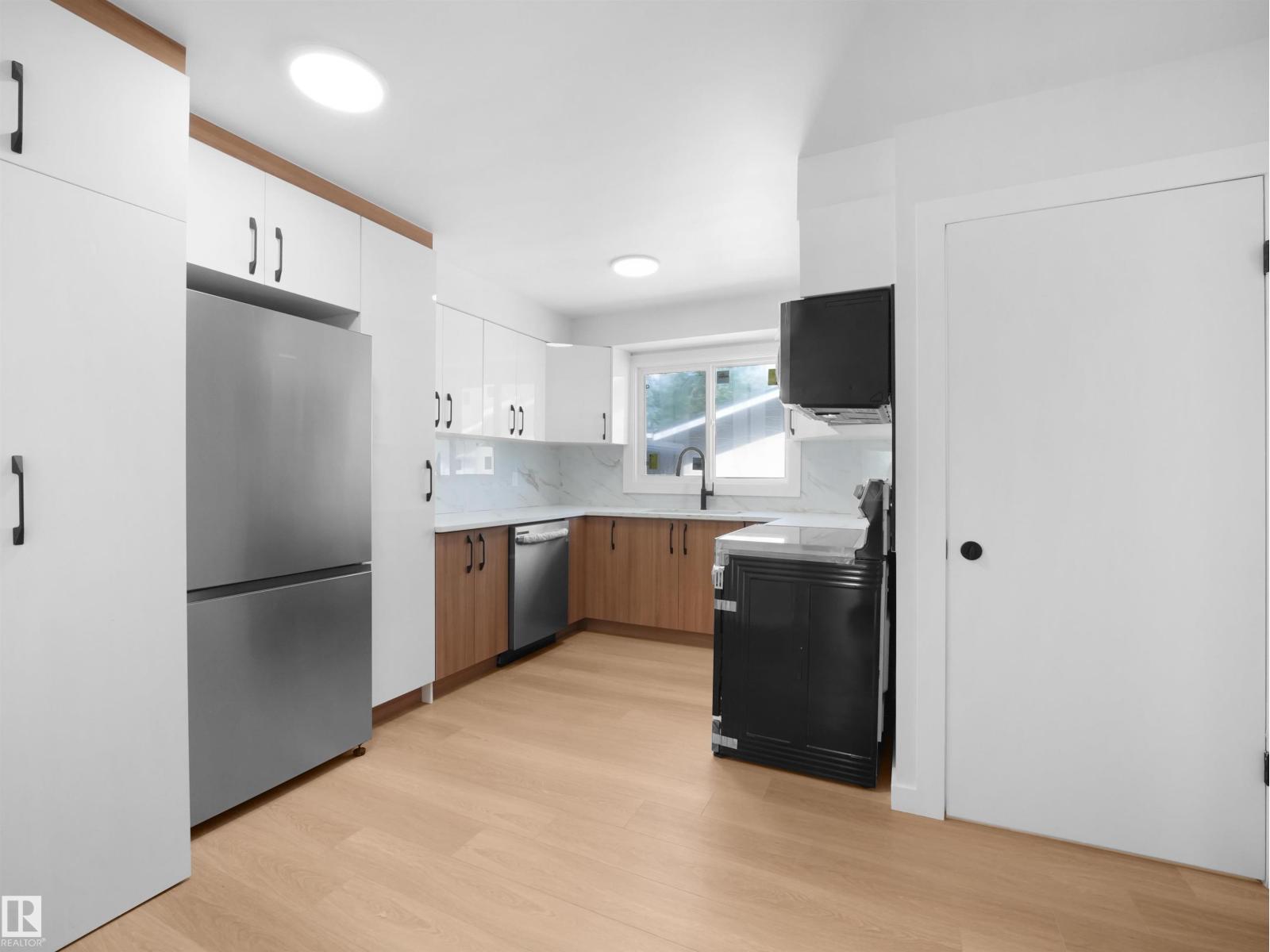 8804 19 AV NW - 12