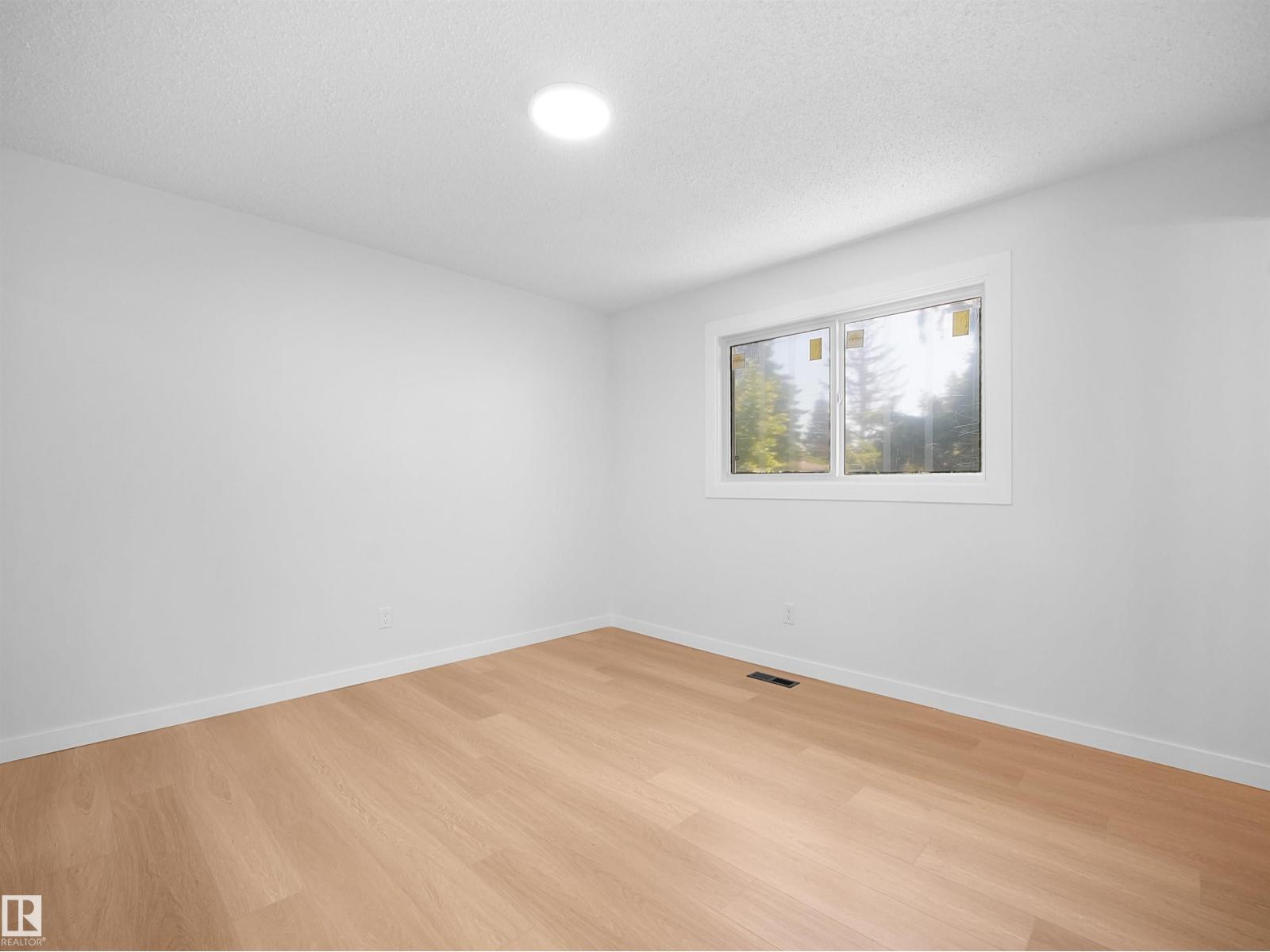 8804 19 AV NW - 23