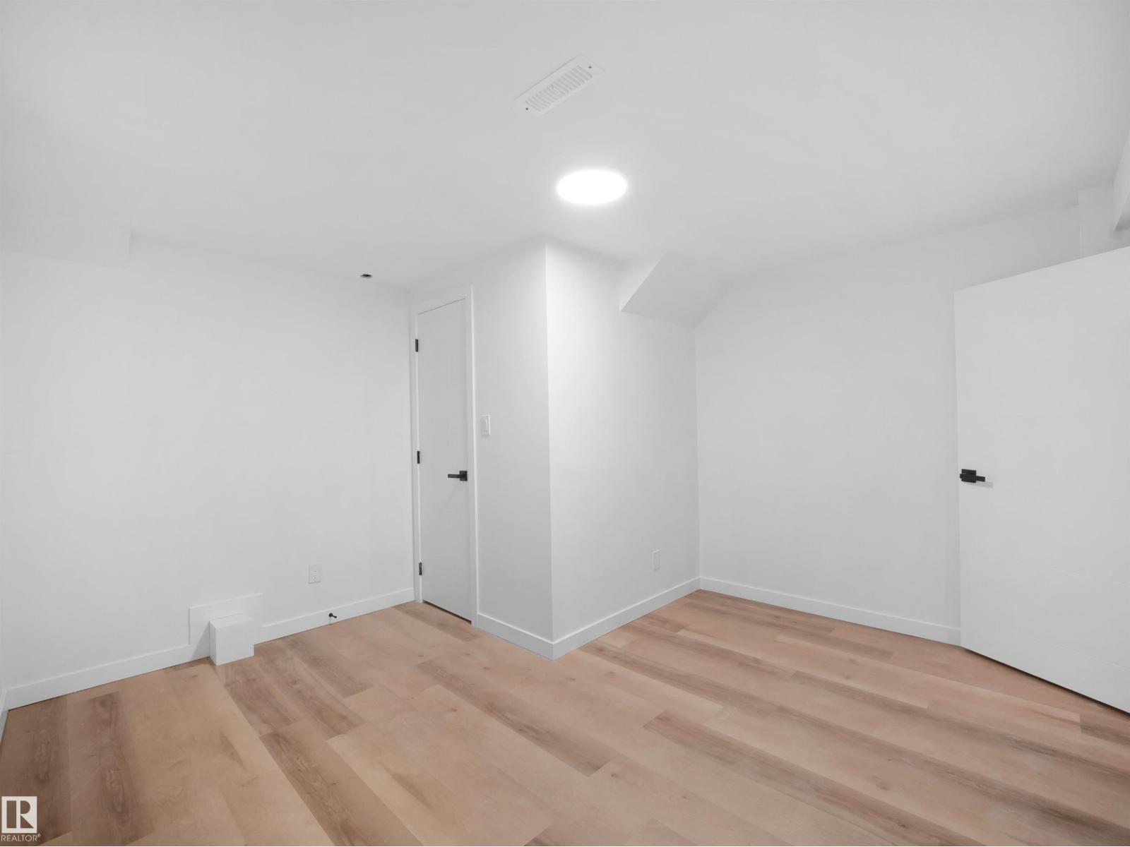 8804 19 AV NW - 38