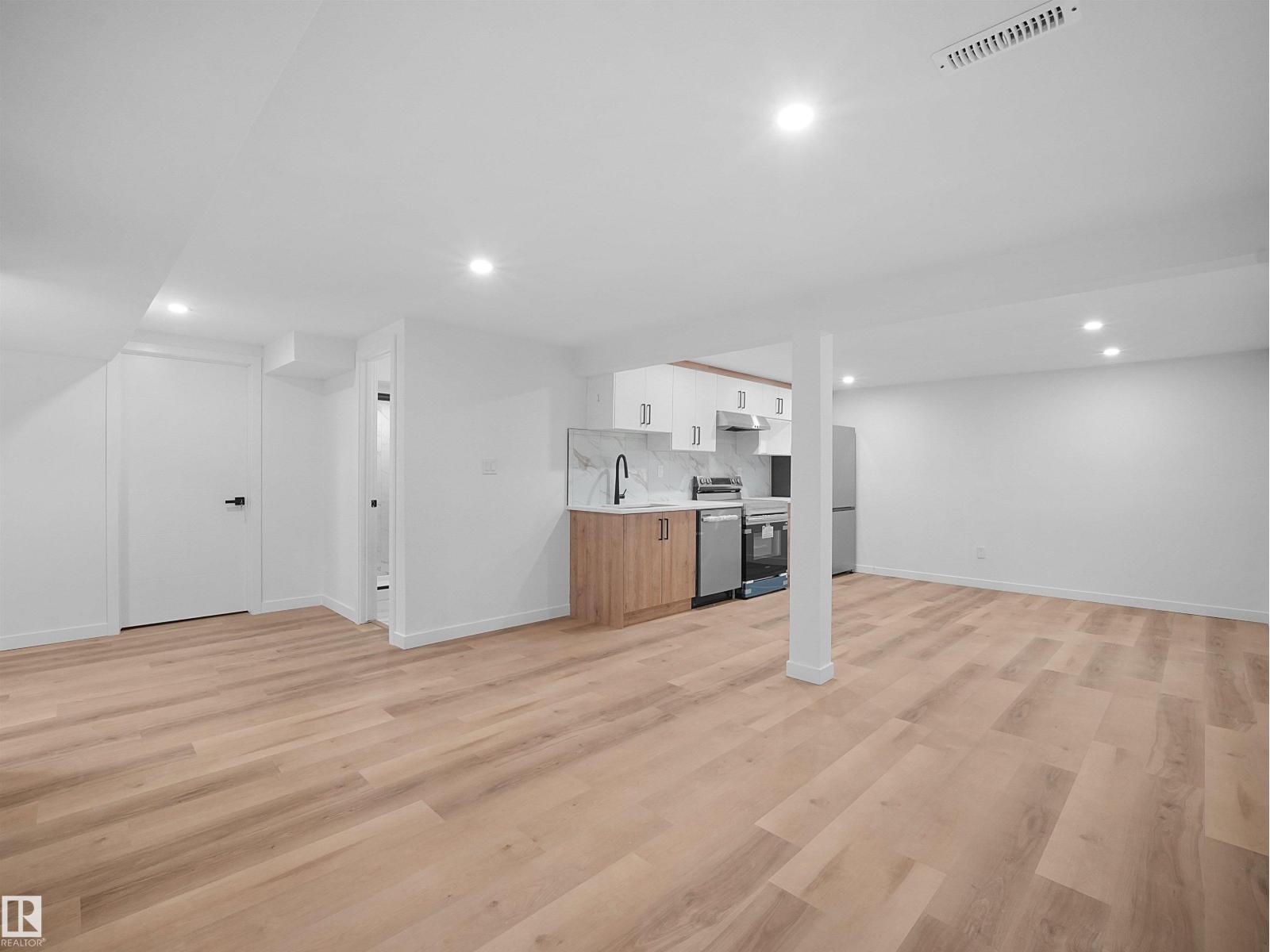 8804 19 AV NW - 32