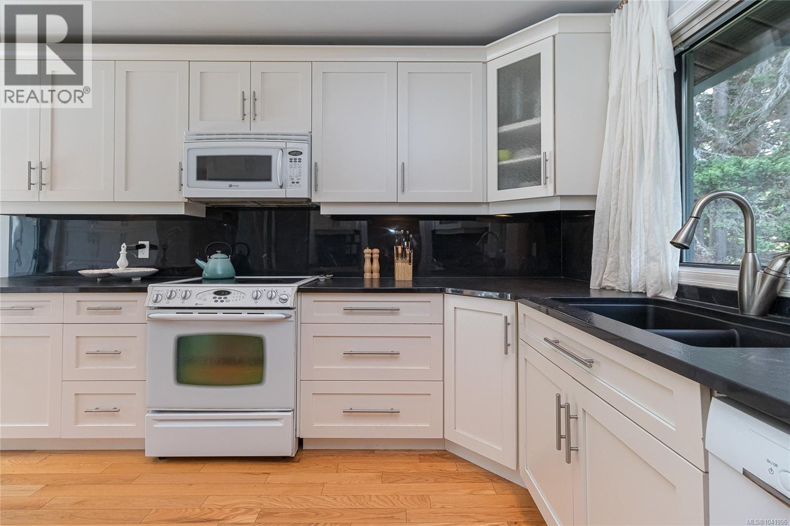 1835 Barrett Dr, North Saanich