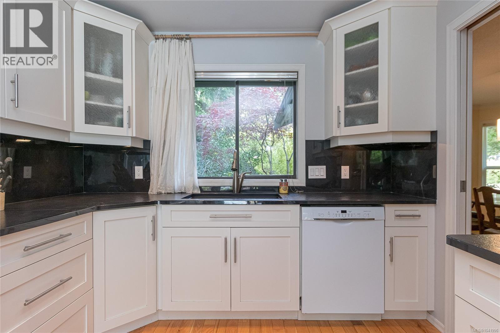 1835 Barrett Dr, North Saanich