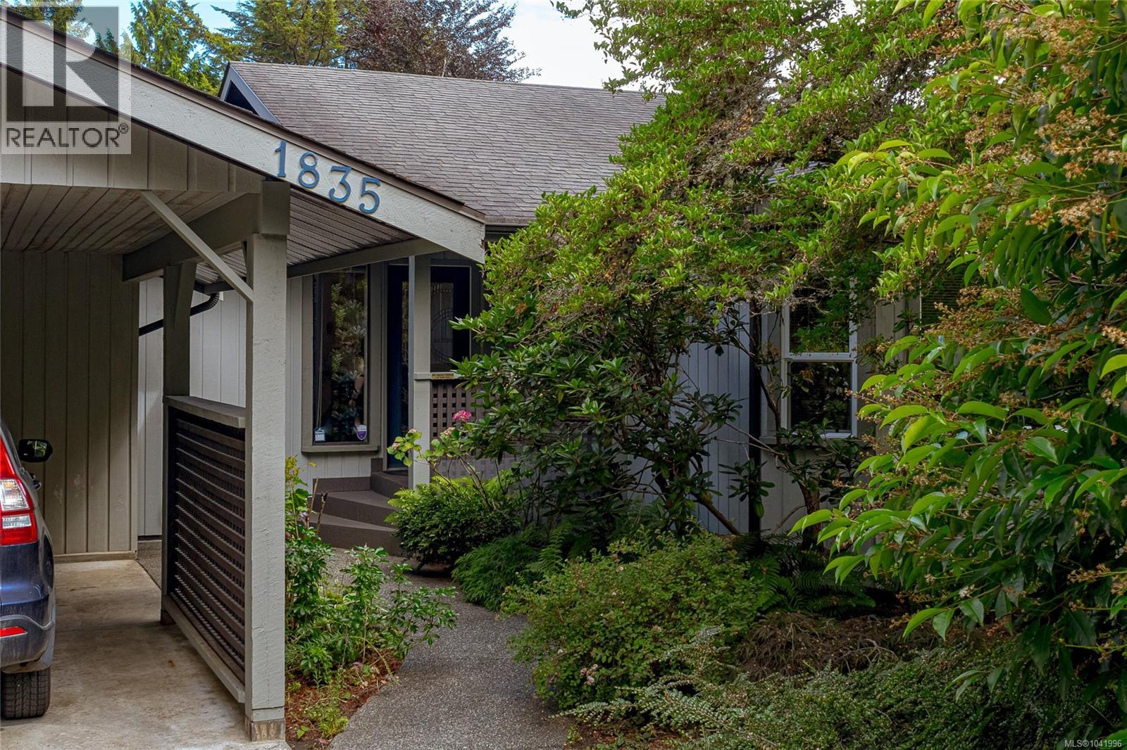 1835 Barrett Dr, North Saanich