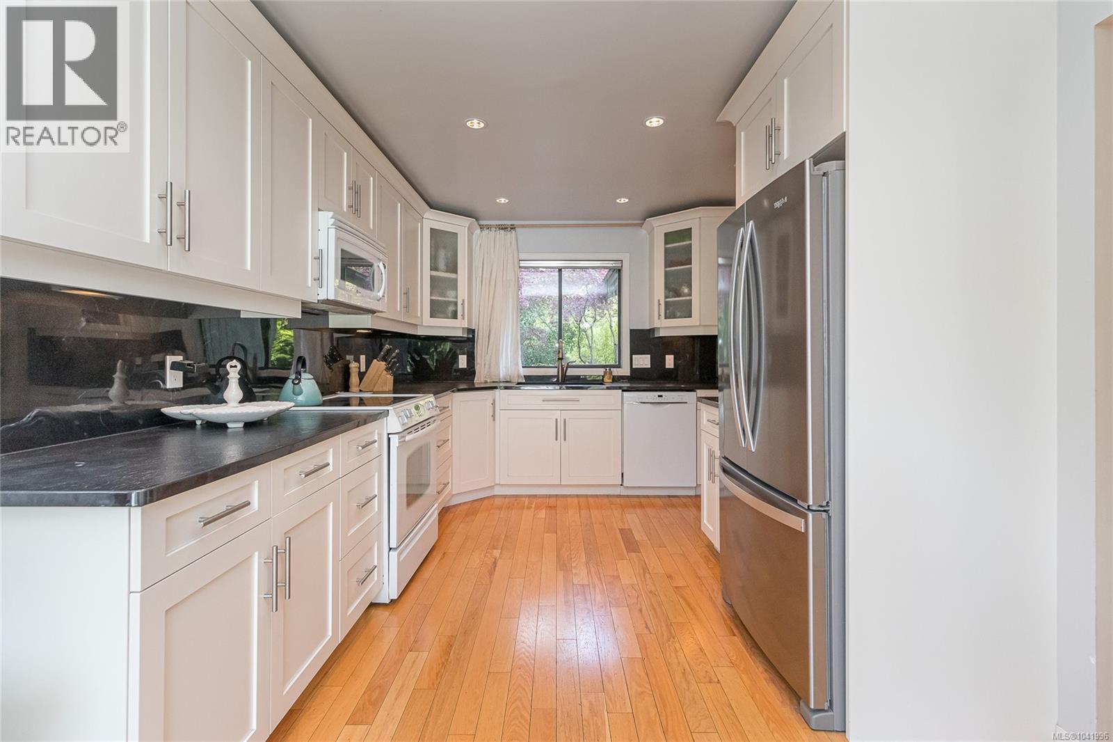 1835 Barrett Dr, North Saanich