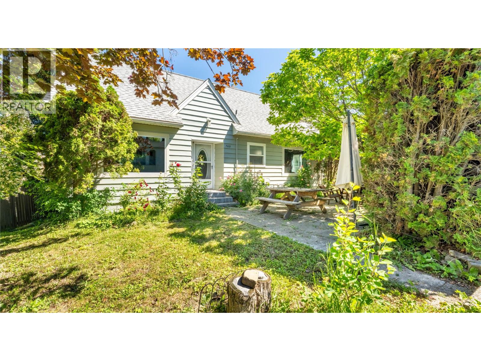 702 IBBITSON Street - 1
