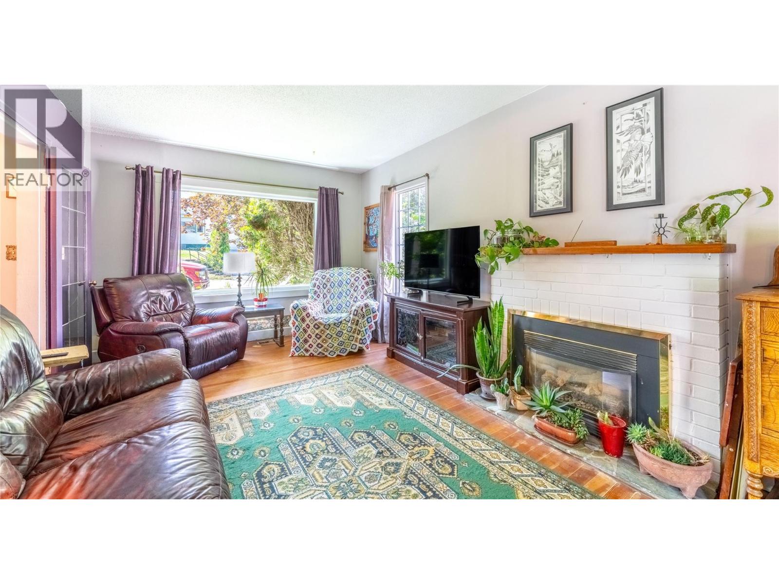 702 IBBITSON Street - 14