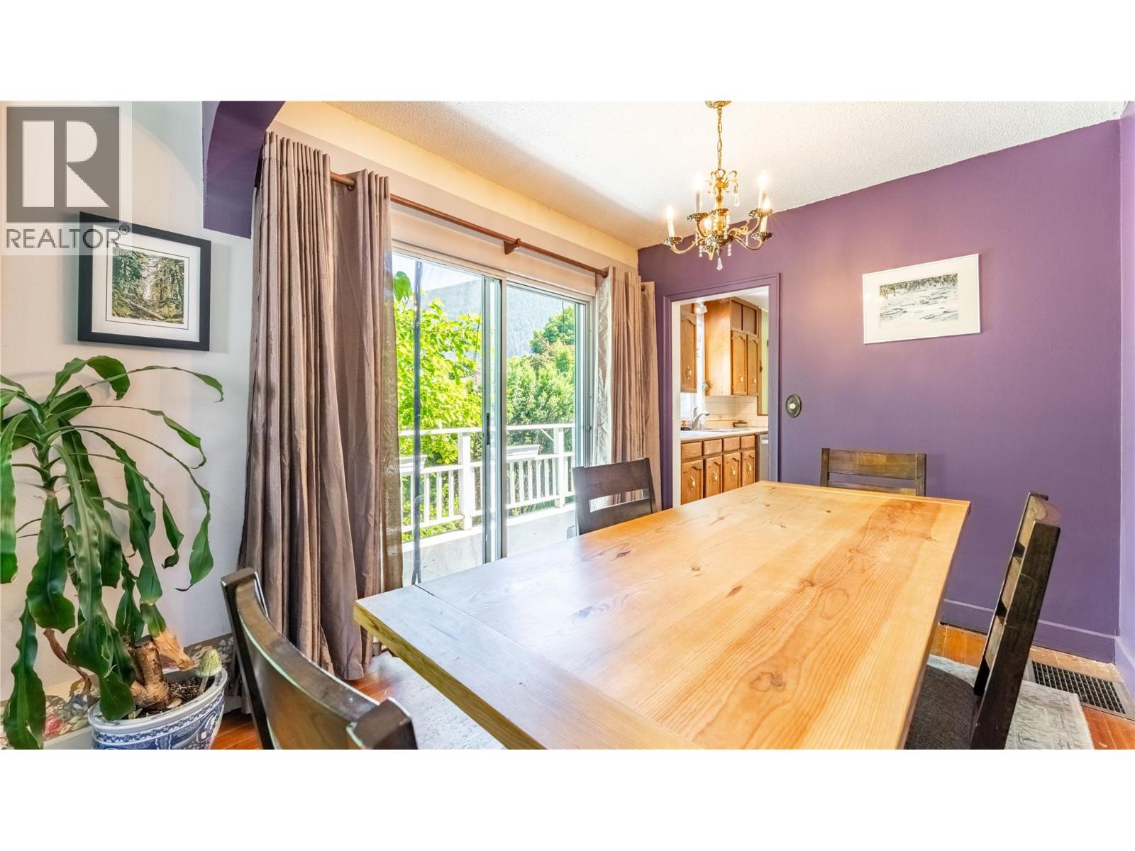 702 IBBITSON Street - 12