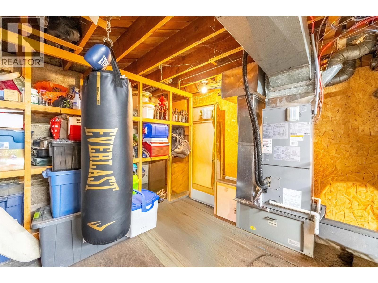 702 IBBITSON Street - 35