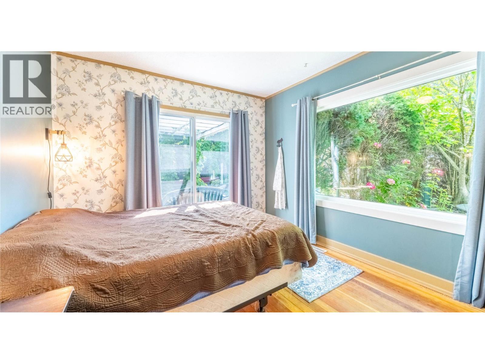 702 IBBITSON Street - 26