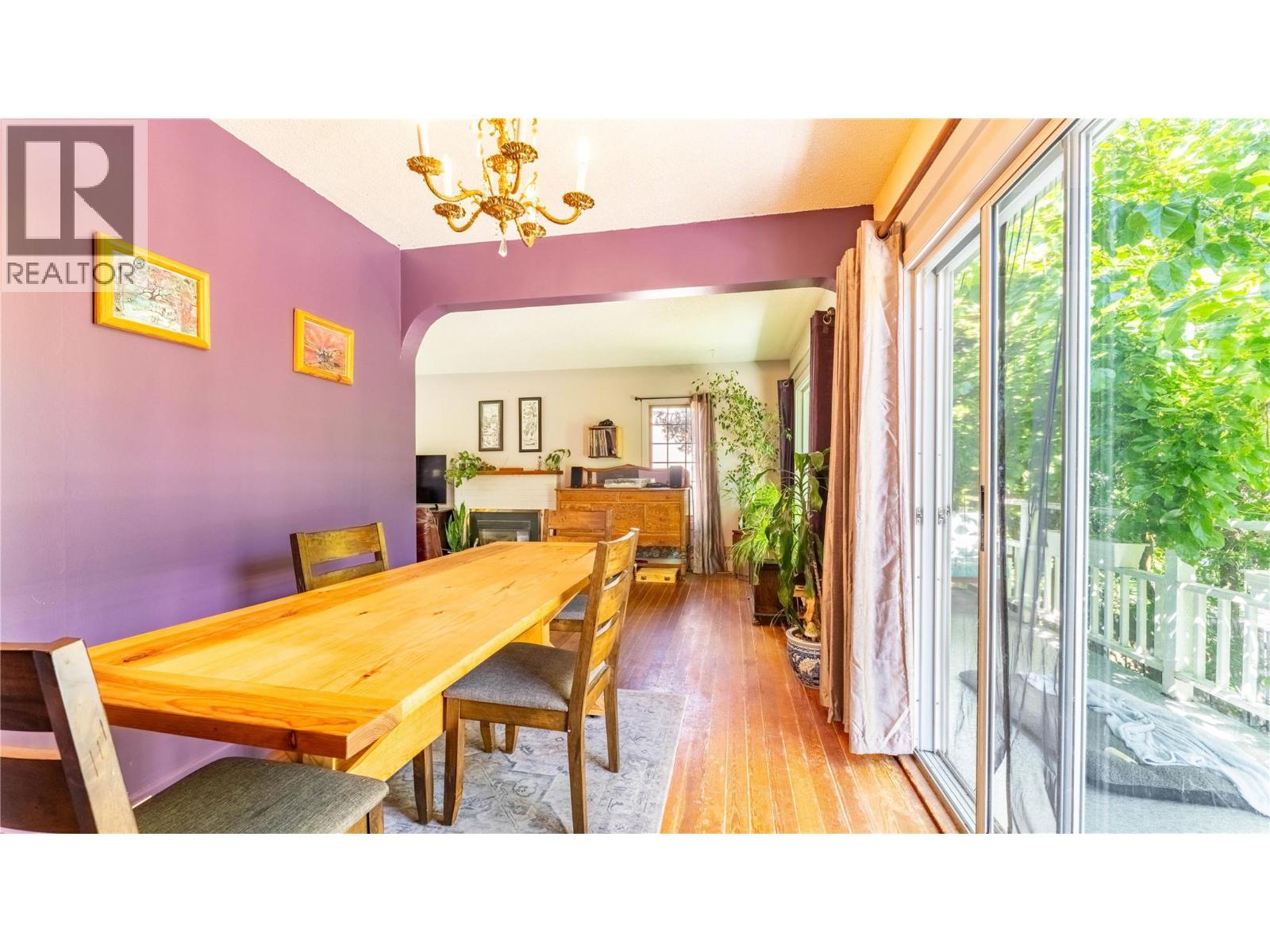 702 IBBITSON Street - 11