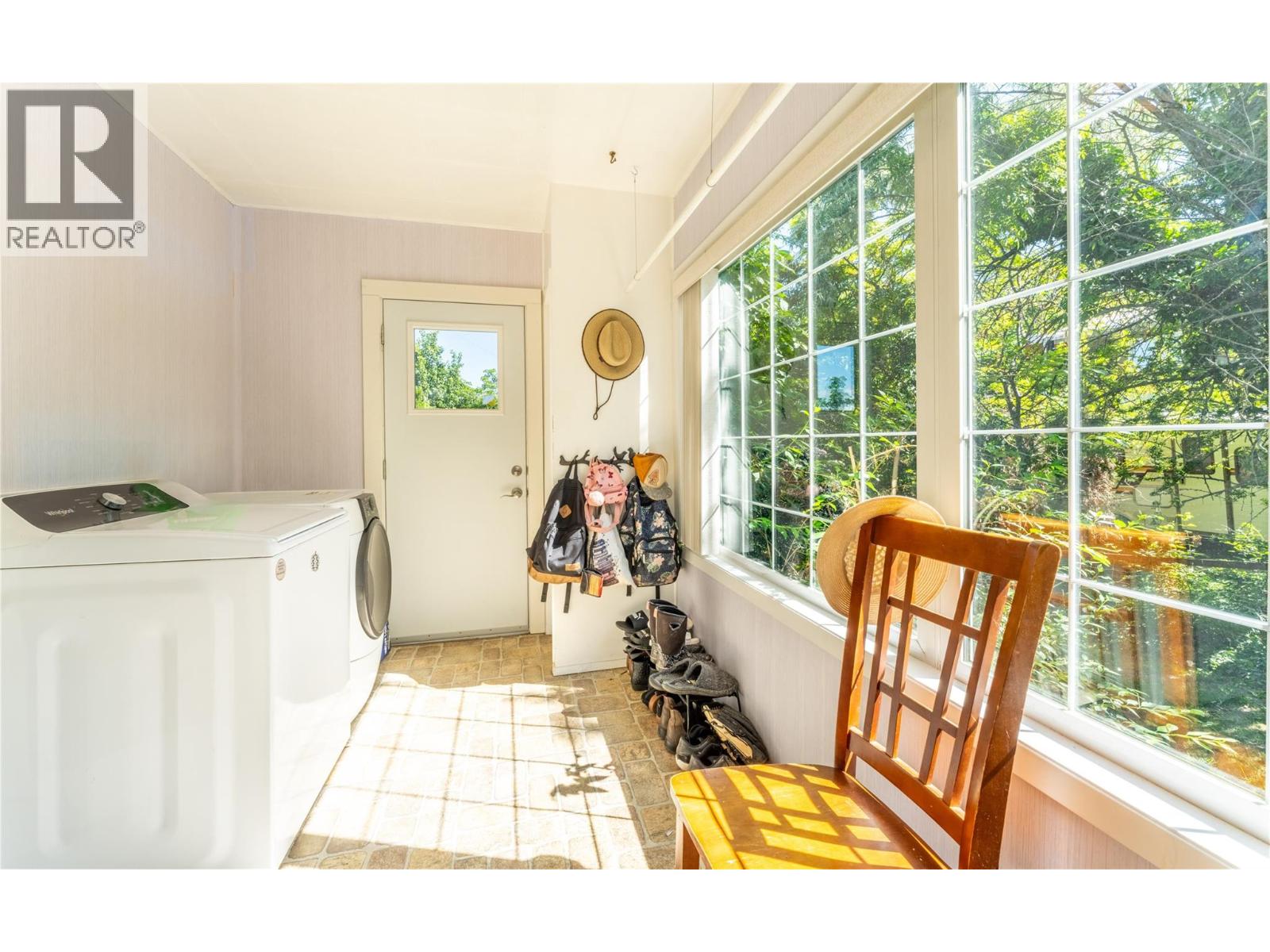 702 IBBITSON Street - 5
