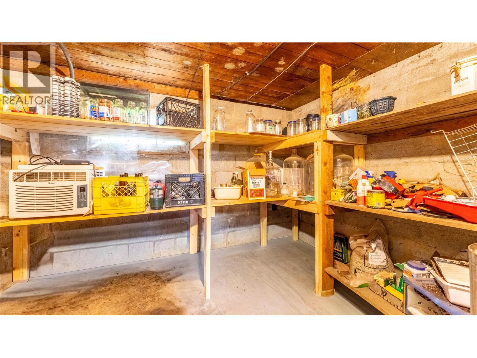 702 IBBITSON Street - 37