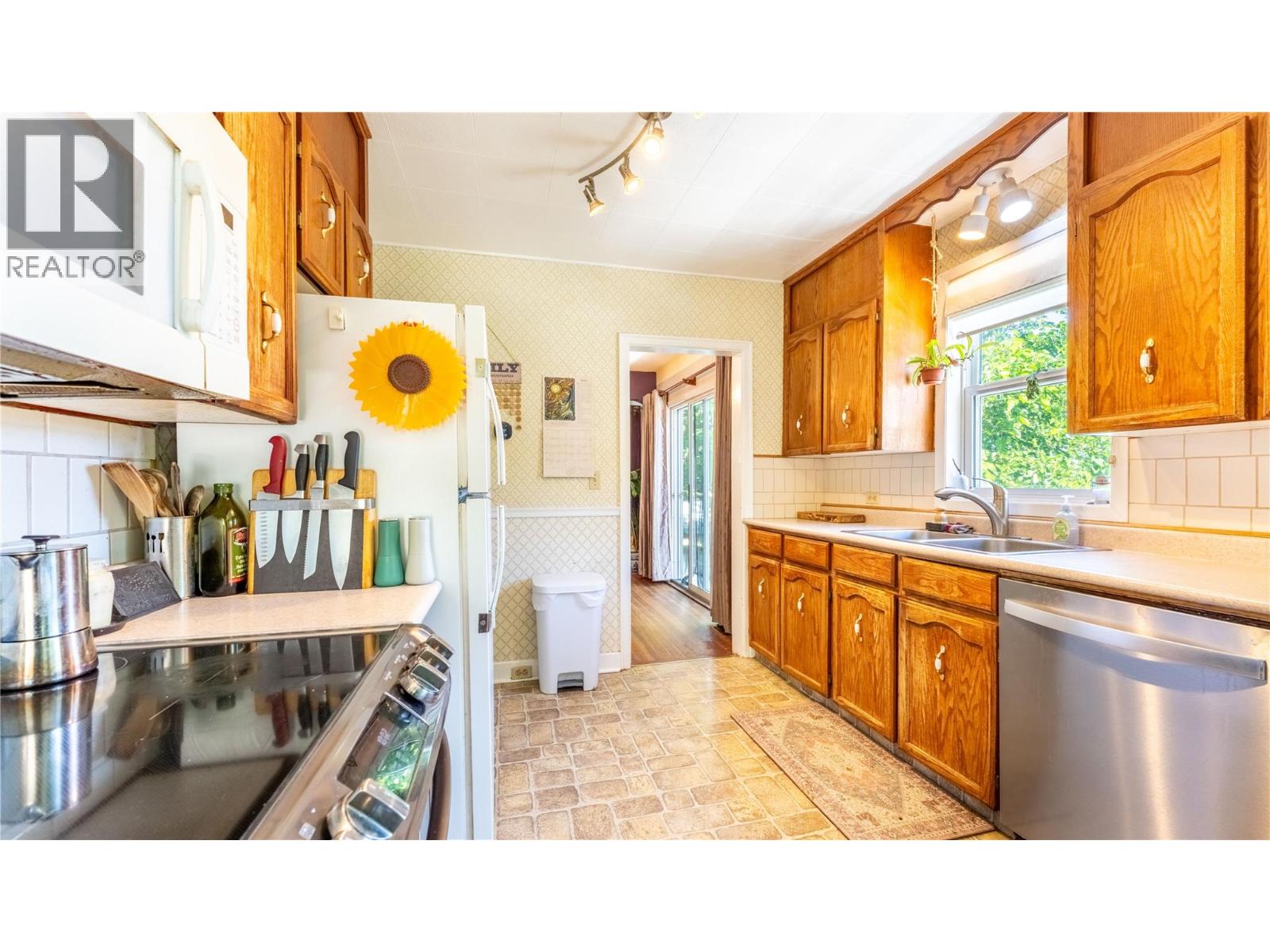 702 IBBITSON Street - 9