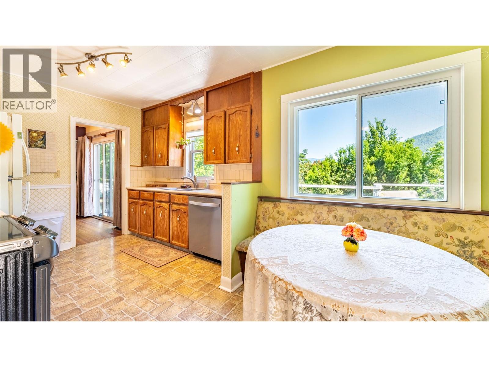 702 IBBITSON Street - 7