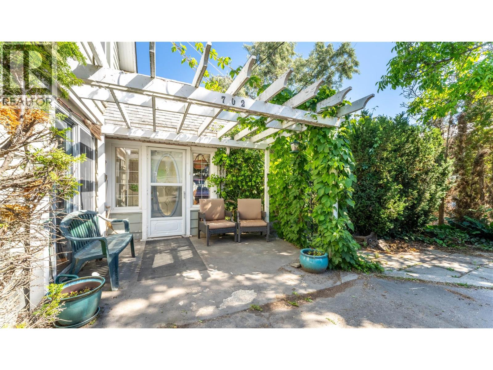 702 IBBITSON Street - 4