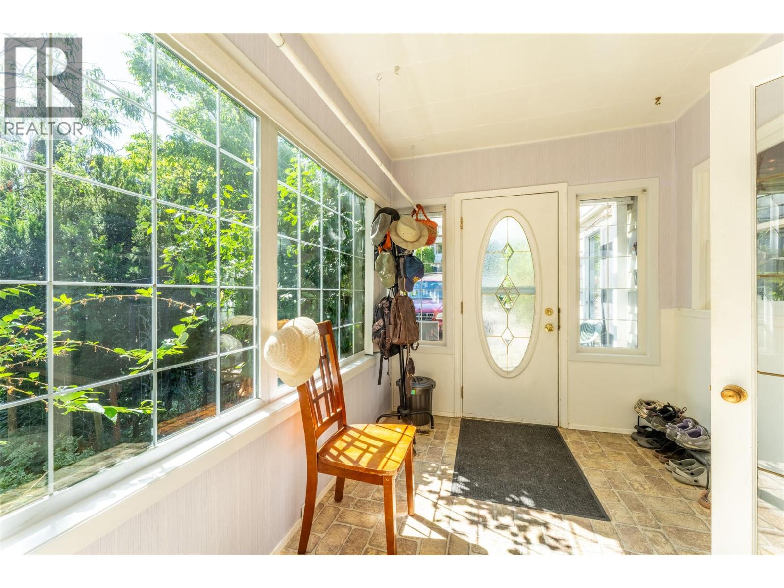 702 IBBITSON Street - 6