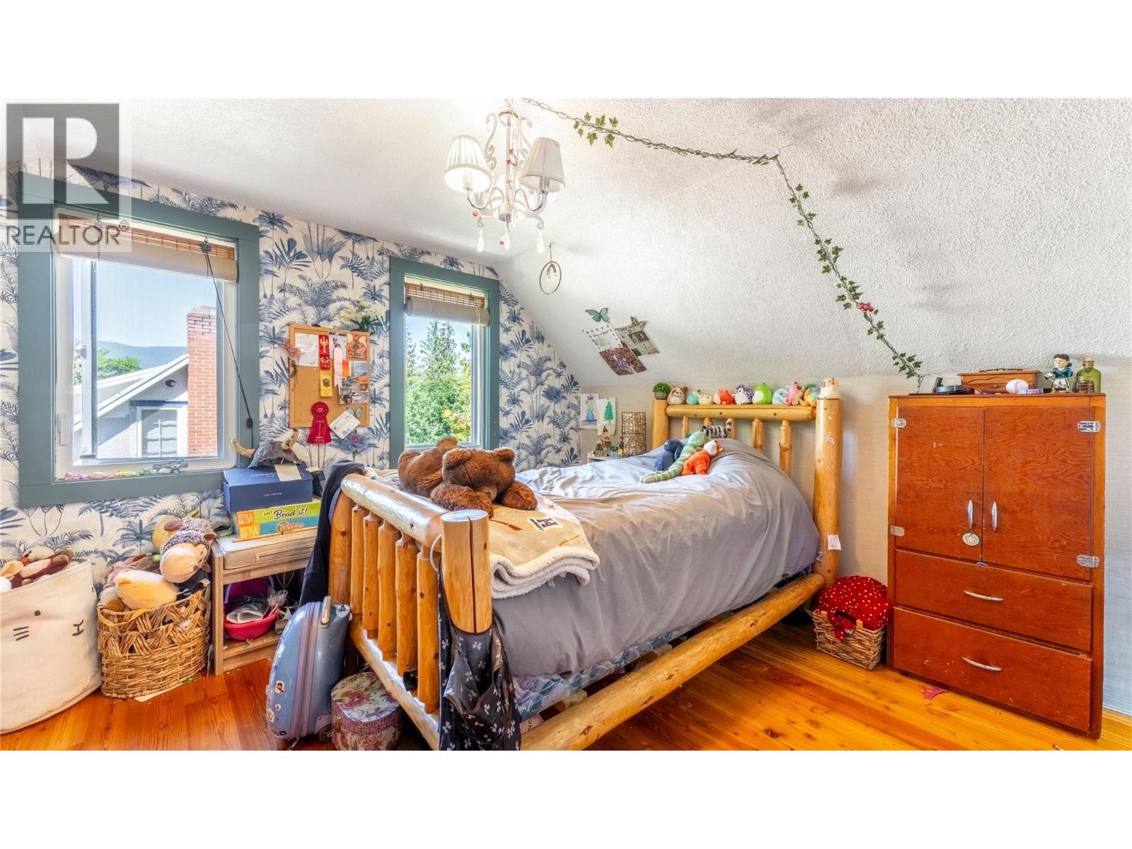 702 IBBITSON Street - 21