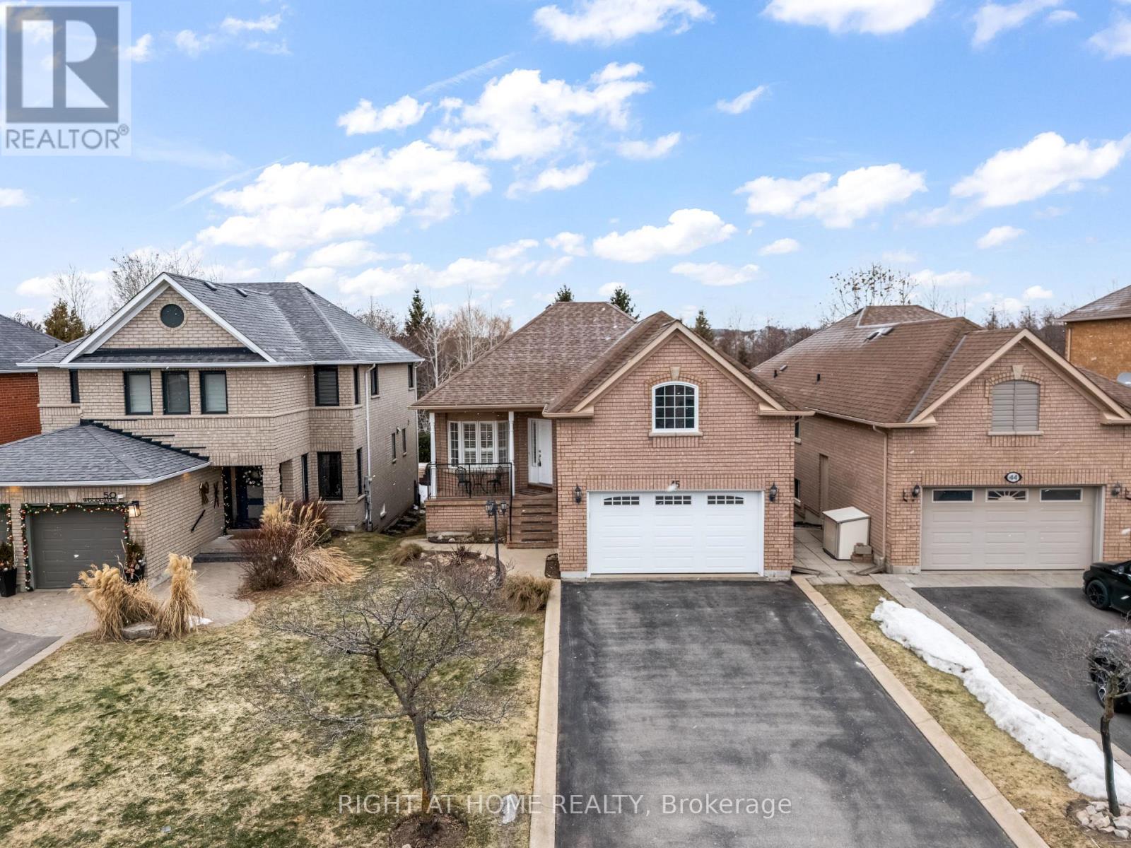 46 WOODHAVEN CRESCENT - 34