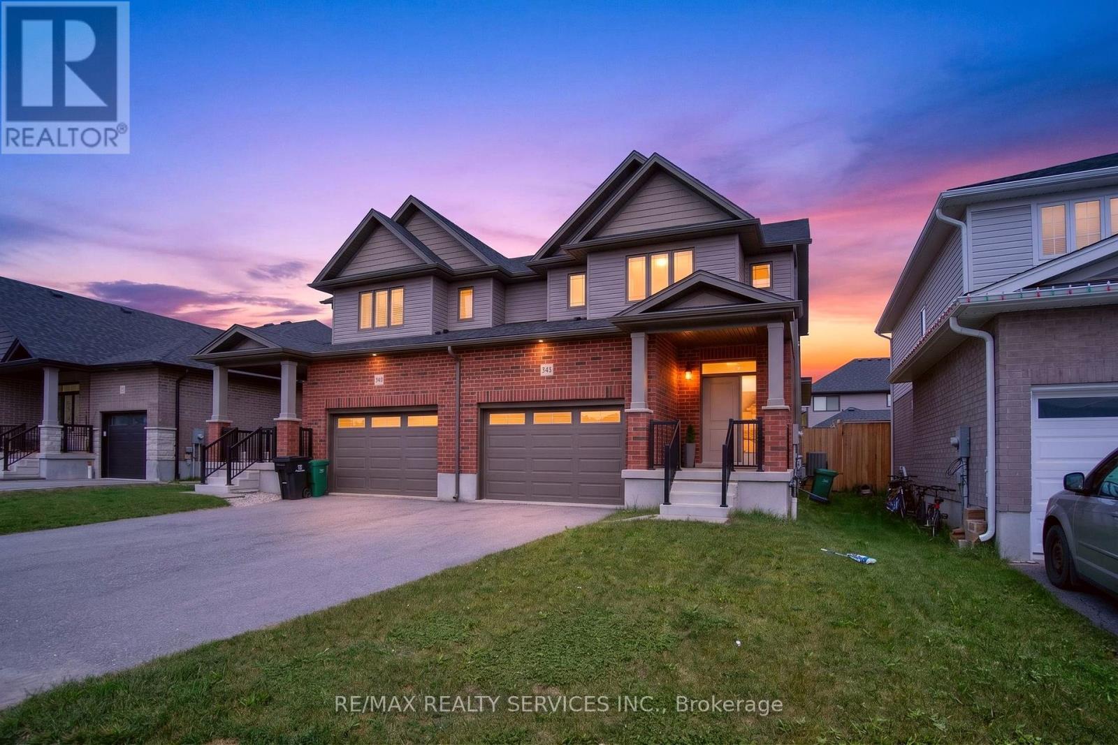 138 WOODBERRY CRESCENT - 1