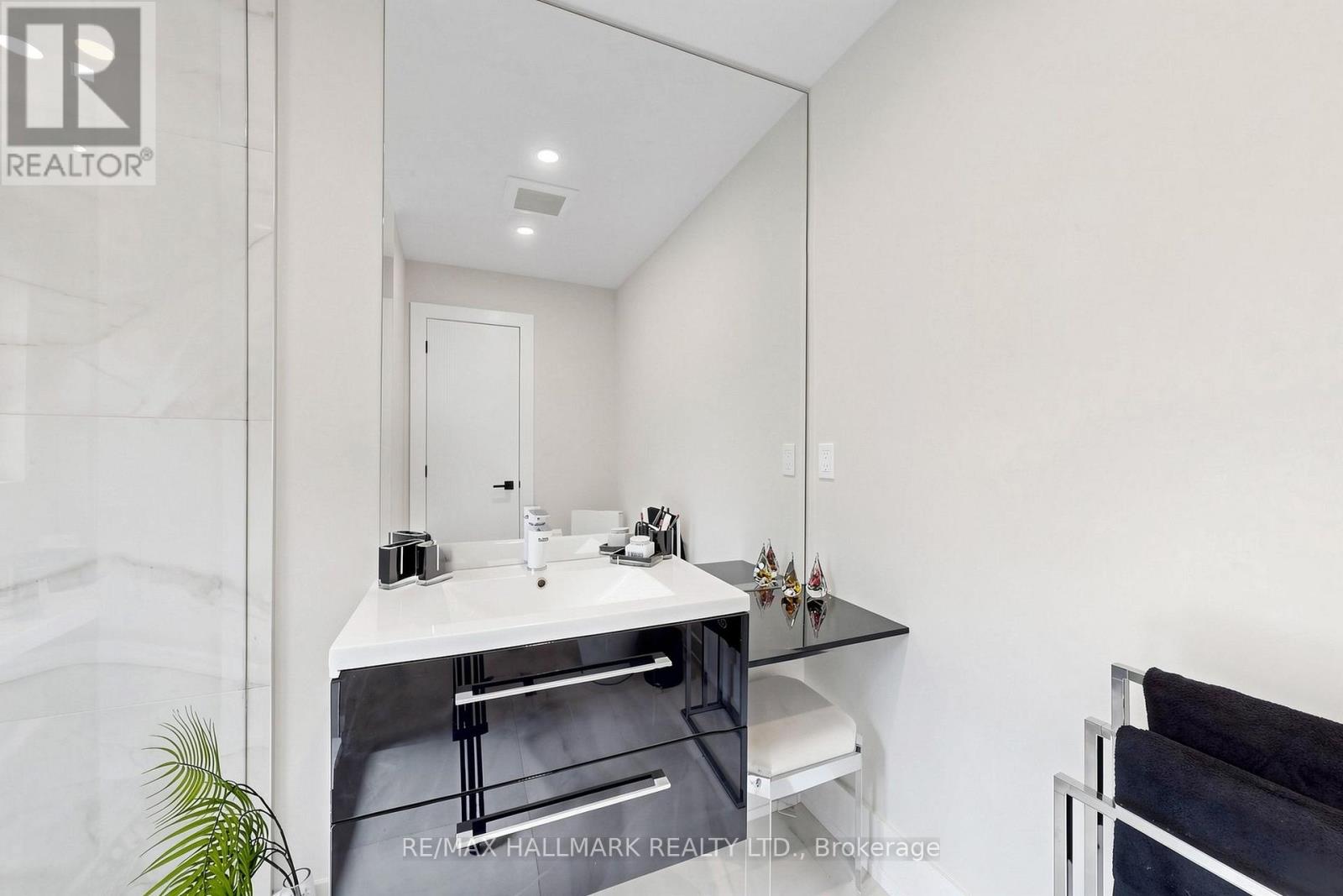 63 WILLETT CRESCENT - 28