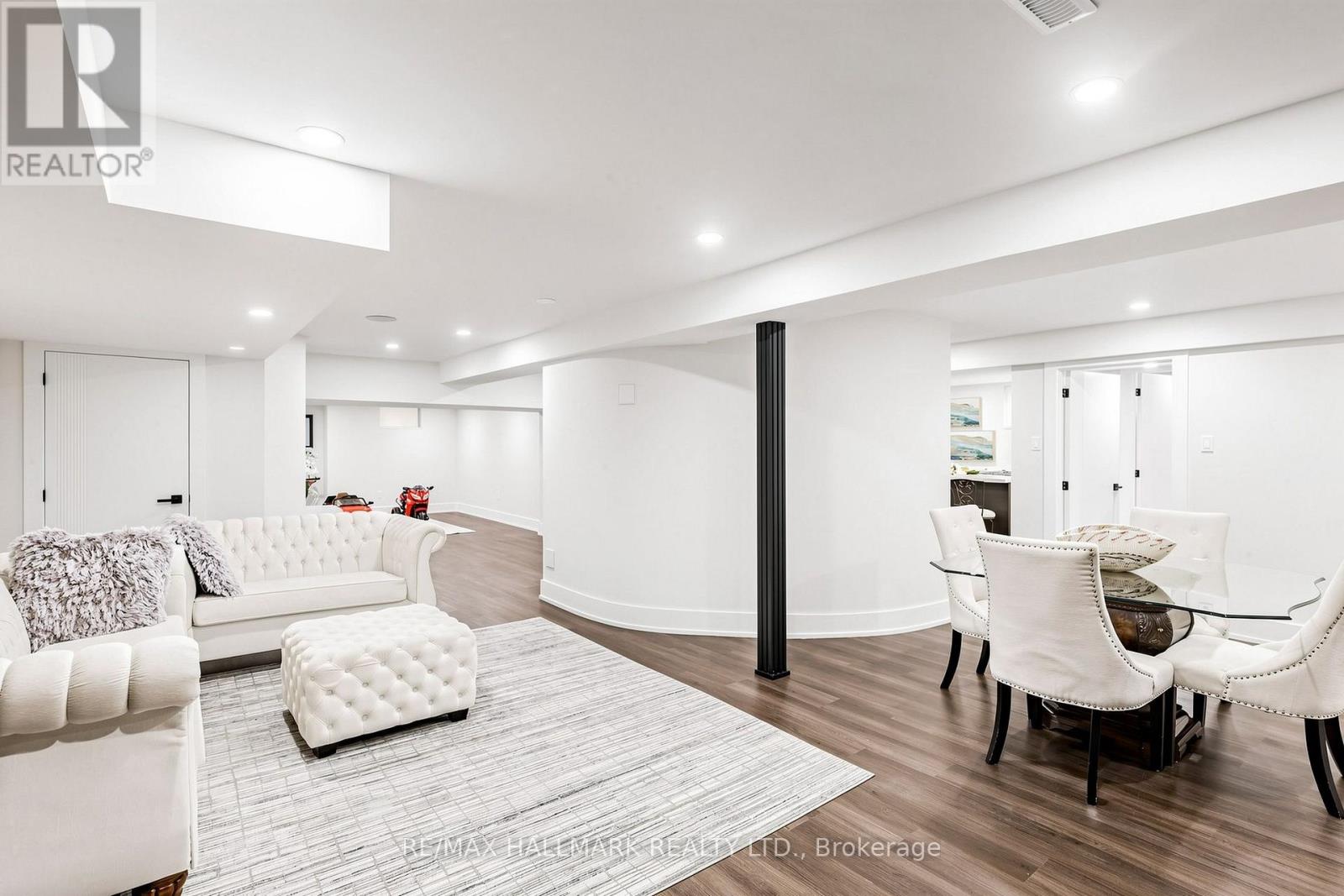 63 WILLETT CRESCENT - 32