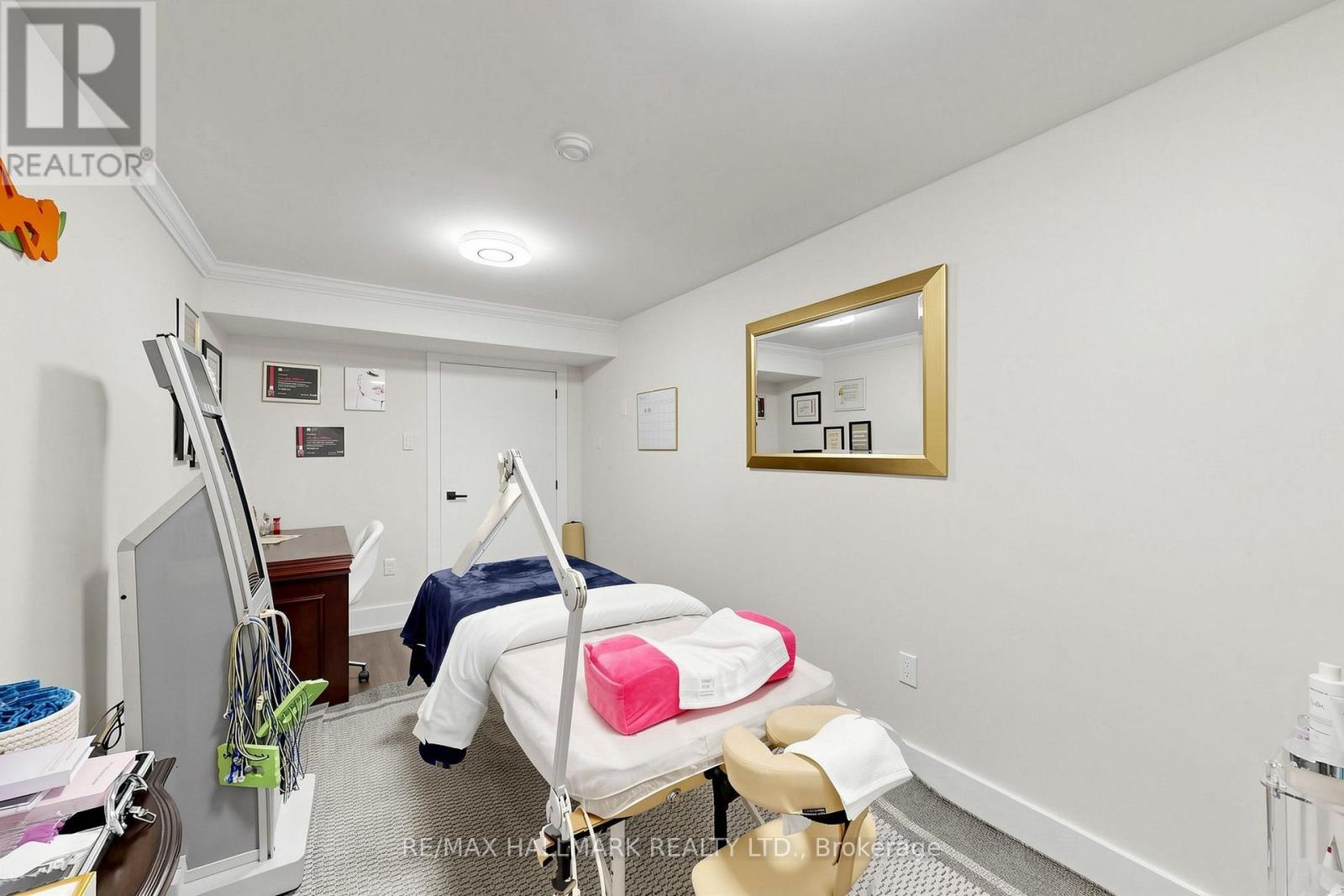 63 WILLETT CRESCENT - 35