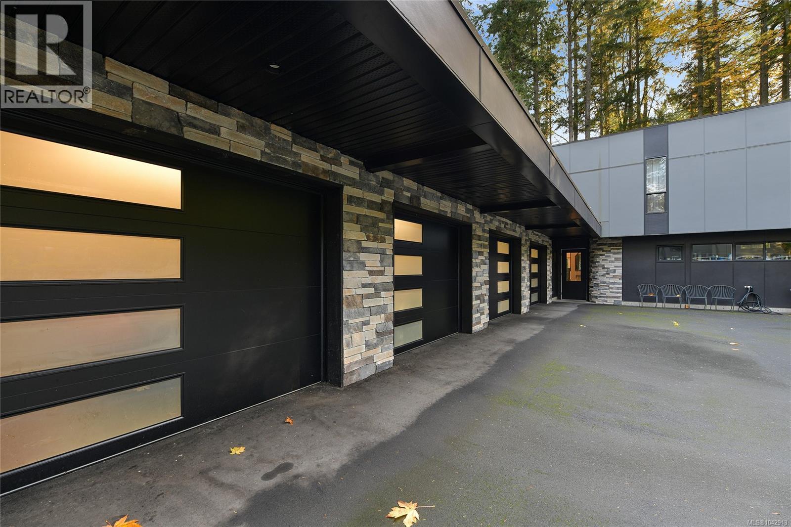 851 Sayward Rd - 40