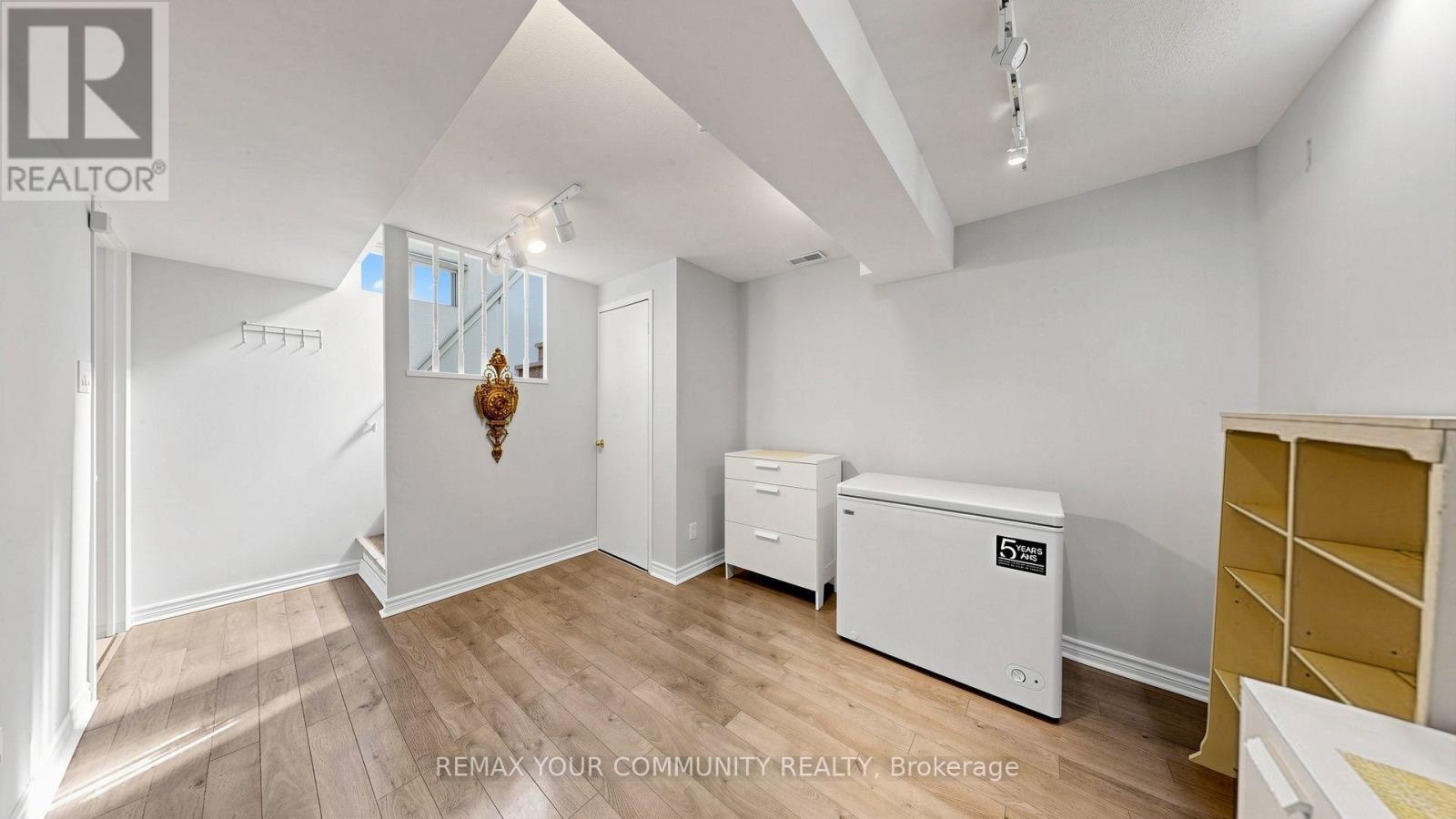 276 CURREY CRESCENT - 35