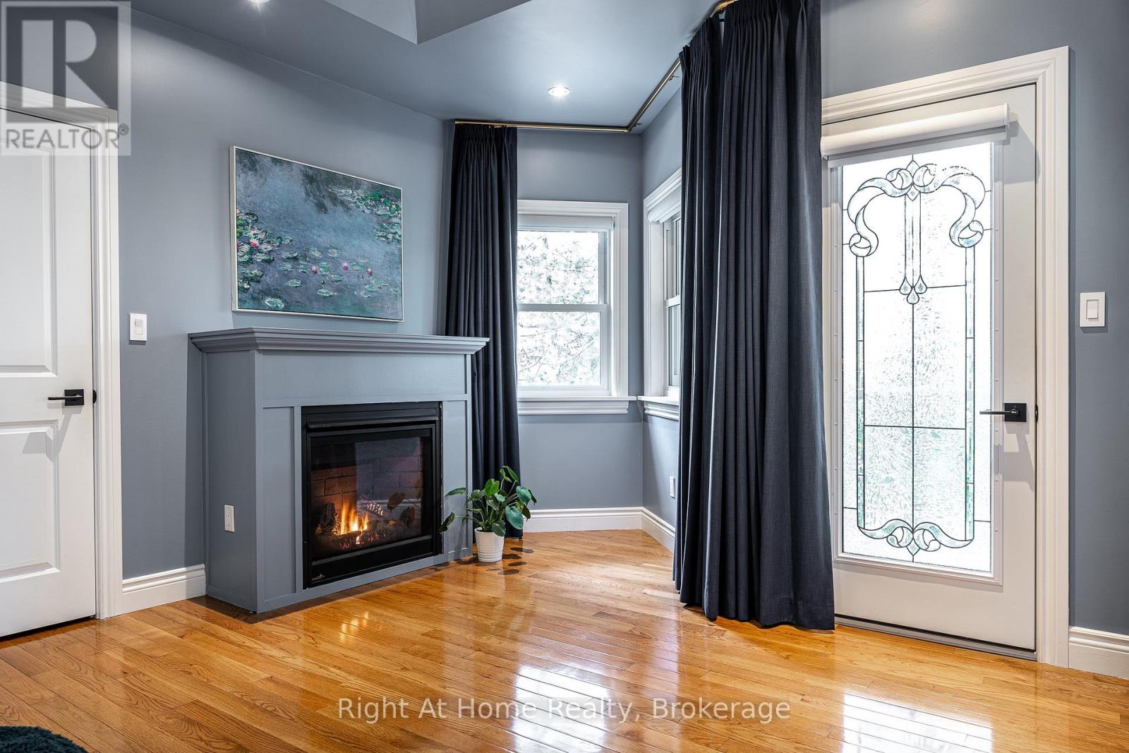 18 WATERLOO STREET N - 22